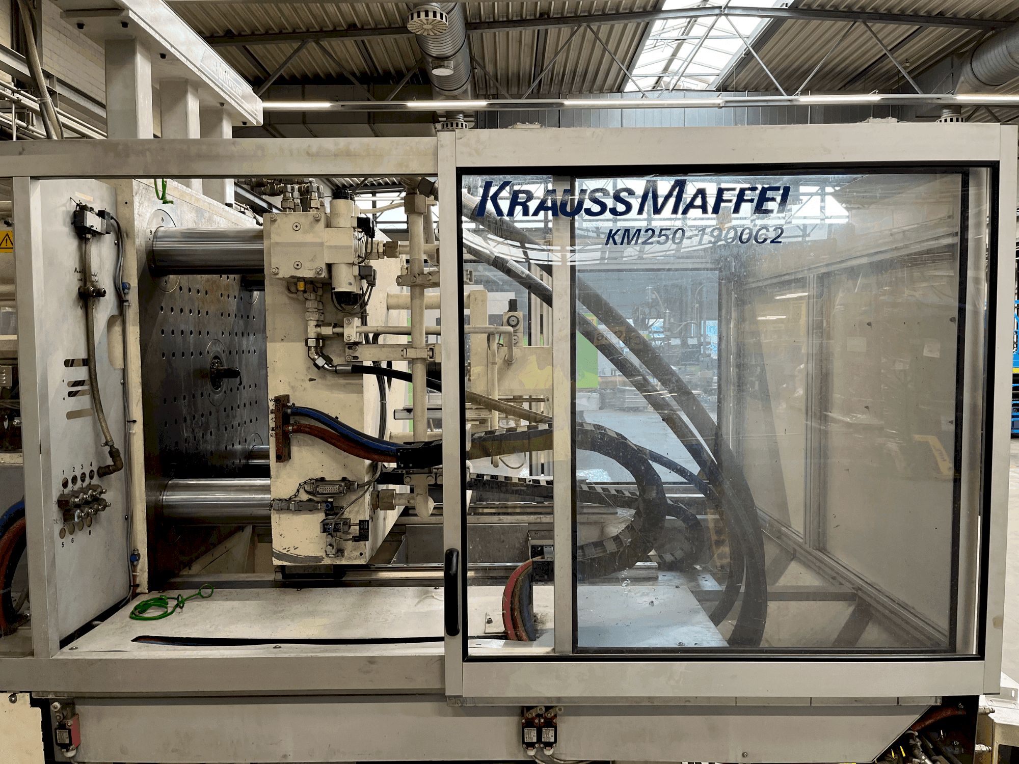 Vue de face de la machine Krauss Maffei 250-1900 C2