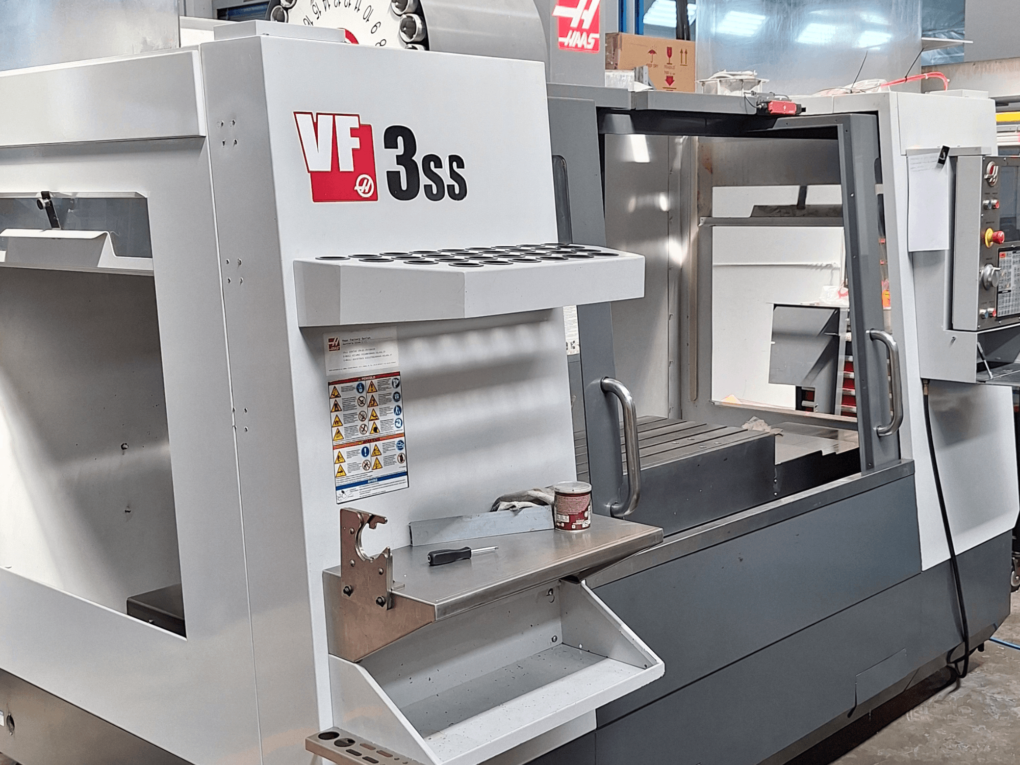 Centre d'usinage vertical Haas VF-3SS, vue de face, présentant le panneau de commande, le porte-outil et la zone de travail.