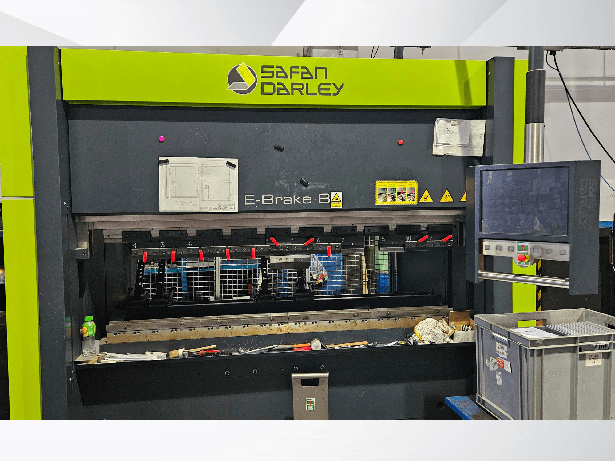 Presse plieuse hydraulique Safan Darley E-Brake B4 vue de face, avec les commandes, les protections de sécurité et les différentes pinces.