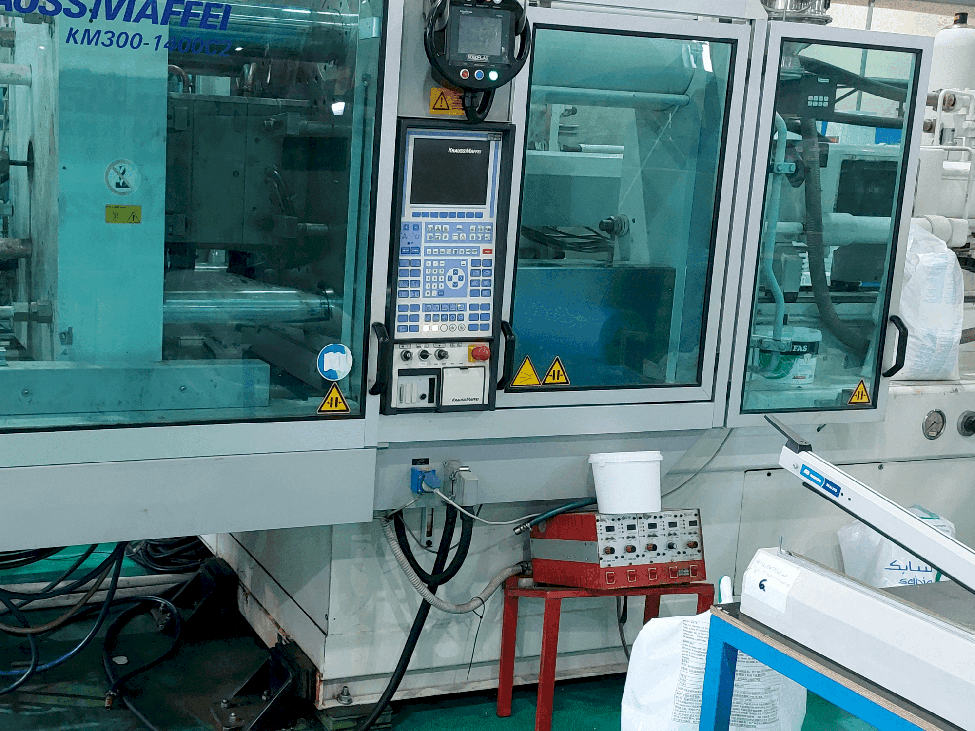 Vue de face de la machine Krauss Maffei 300 – 1400 C2