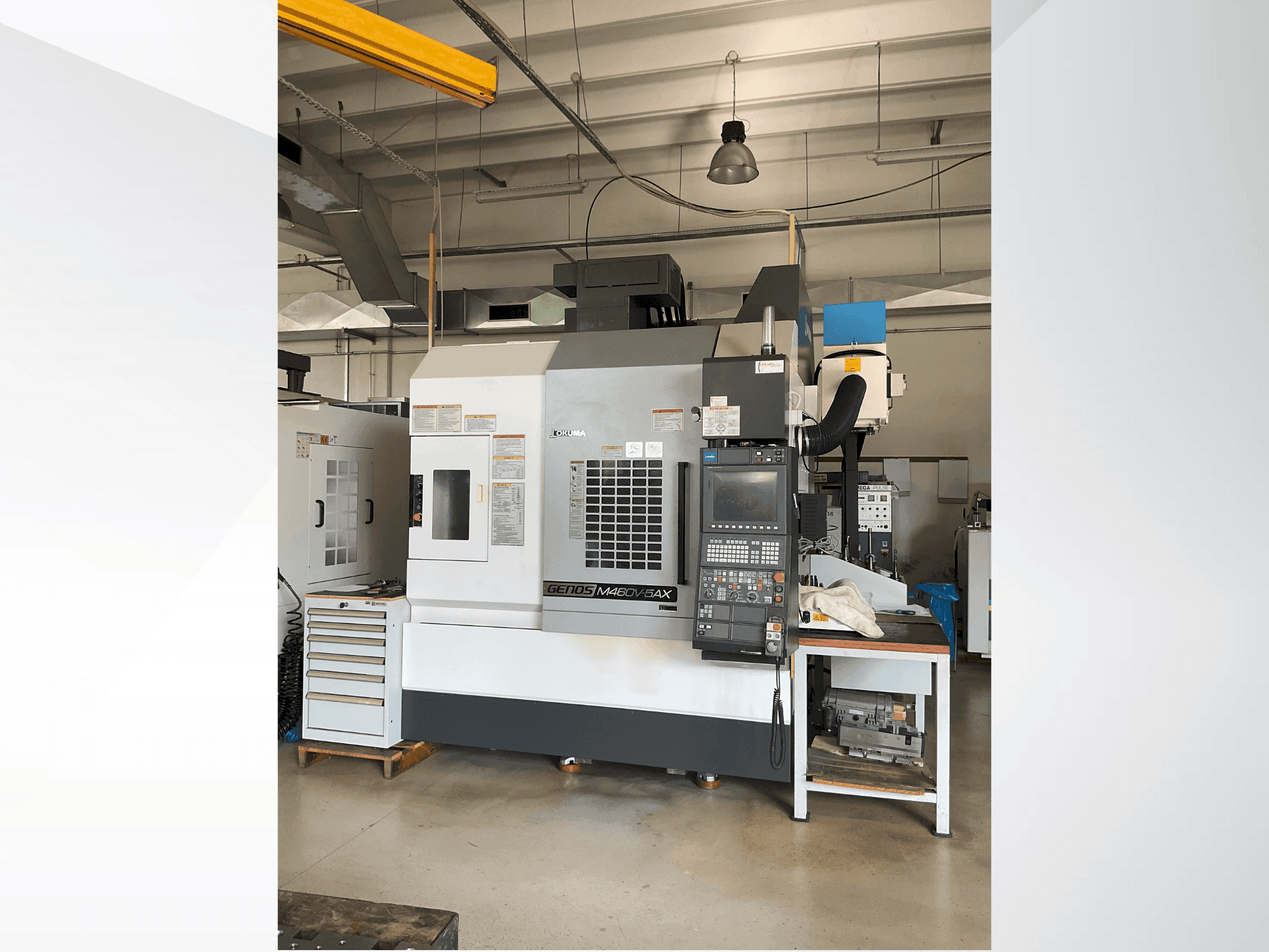 Vue de face de la machine Okuma GENOS M460V-5AX