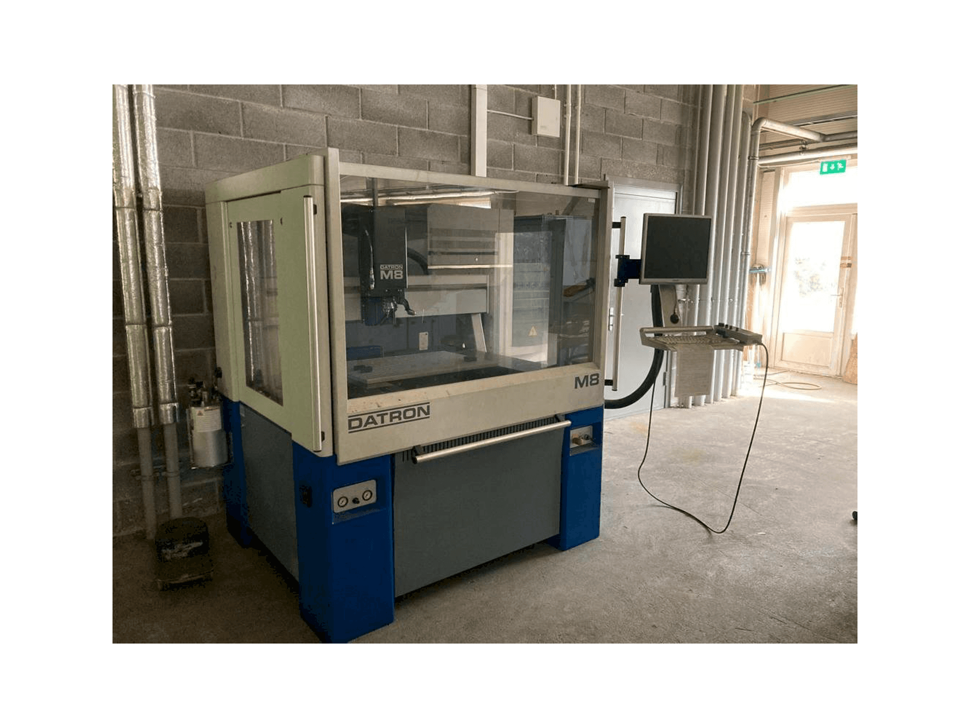 Vue de face de la machine Datron M8A