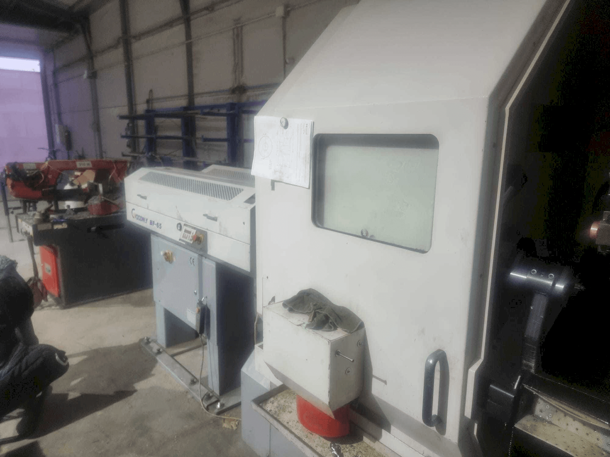 Vue latérale droite de la machine Goodway MSY 280