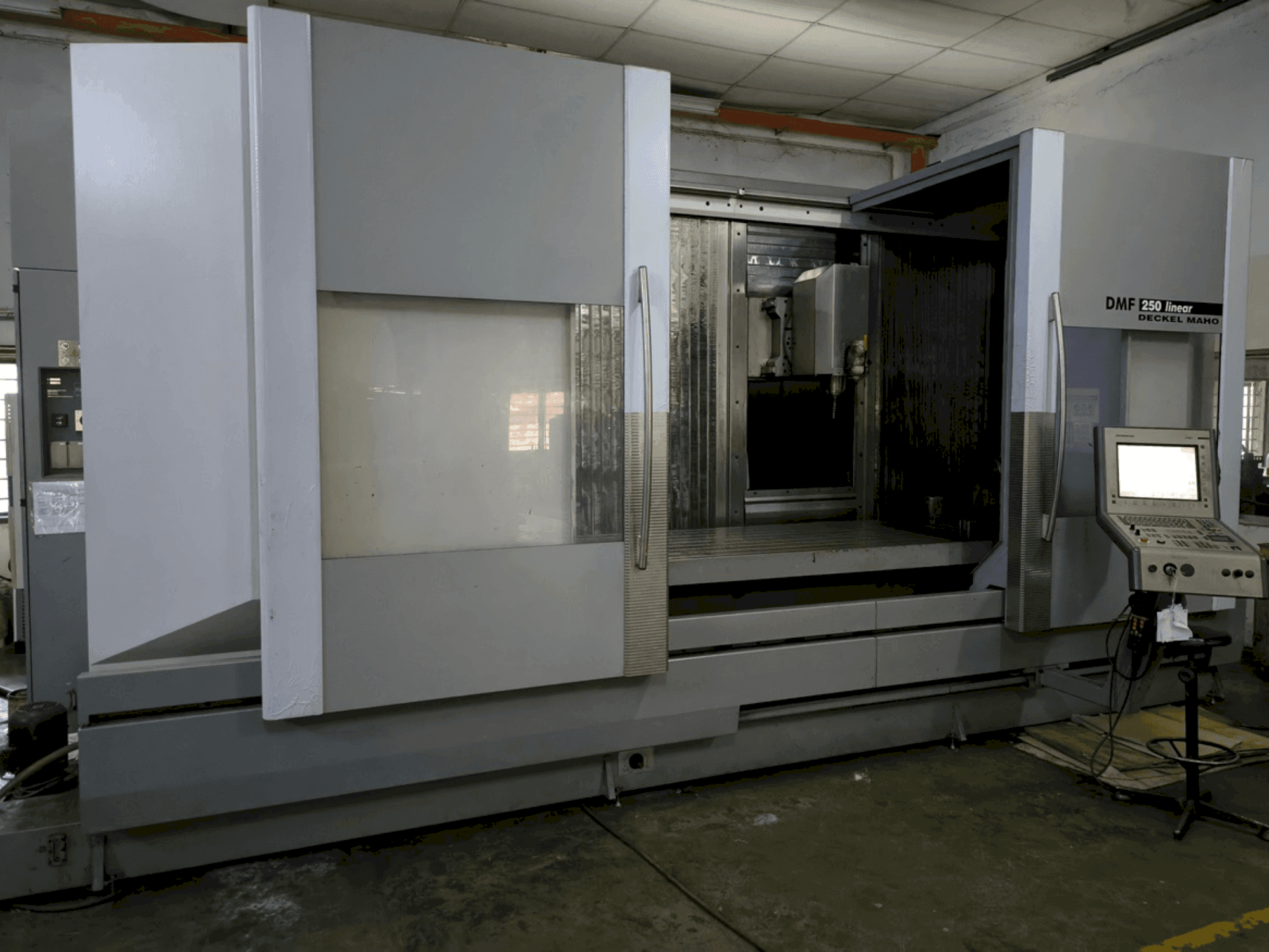 Vue de face de la machine DECKEL MAHO DMF 250 linear