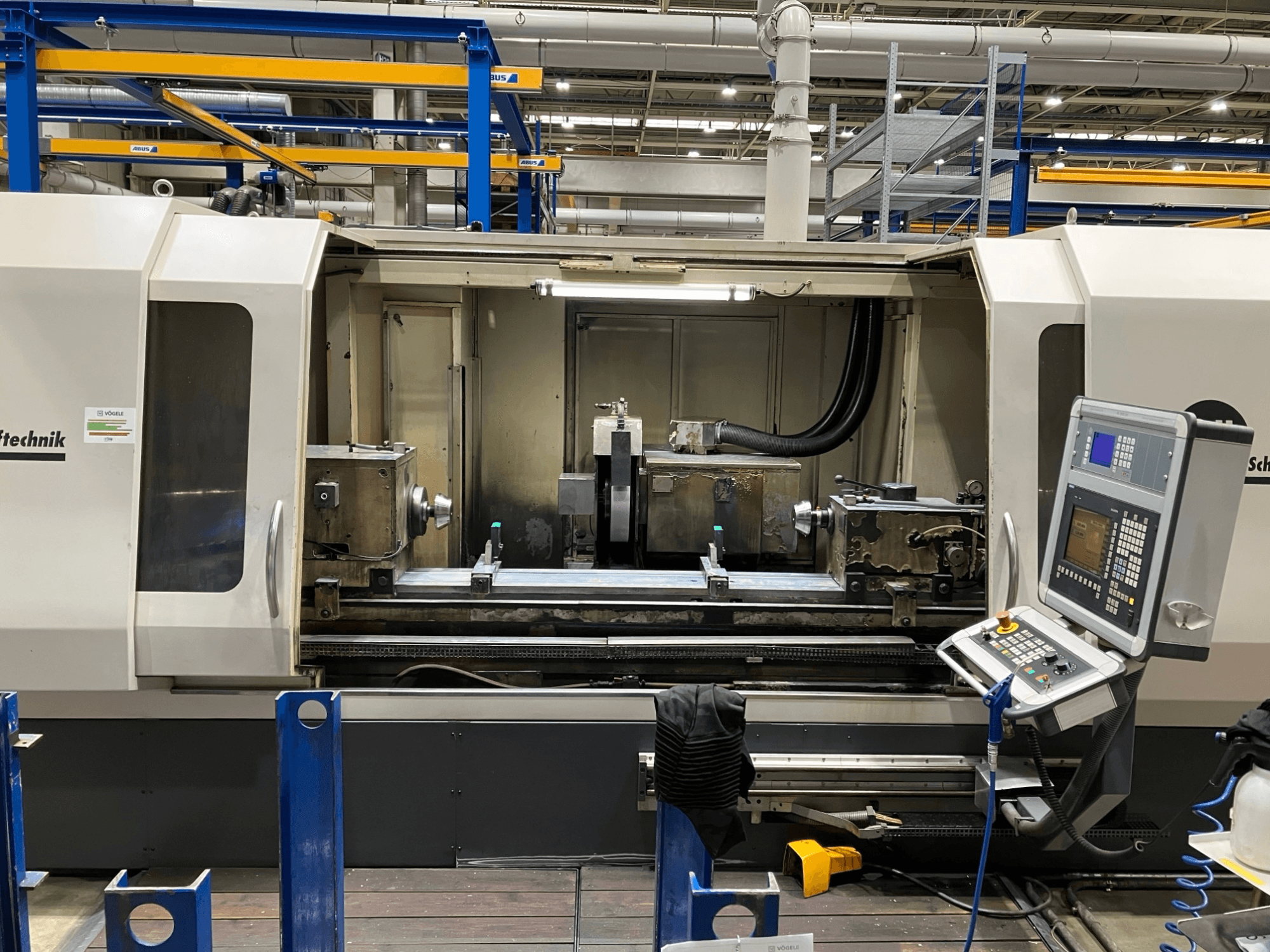 Rectifieuse cylindrique GEIBEL & HOTZ RS 2000 CM-DS, vue de face montrant le panneau de commande et la zone de rectification.