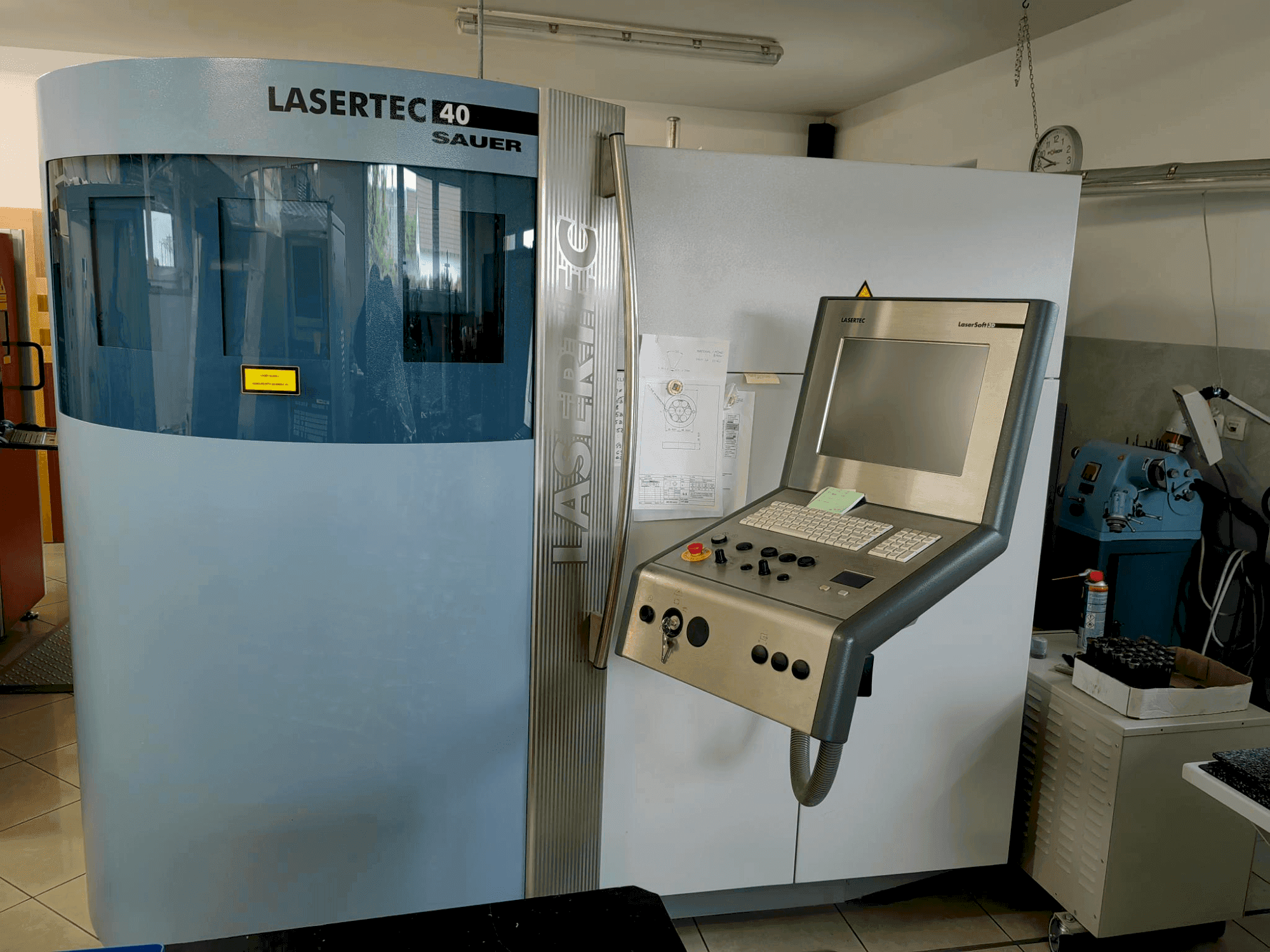 Vue de face de la machine DMG SAUER LASERTEC 40 (2008)