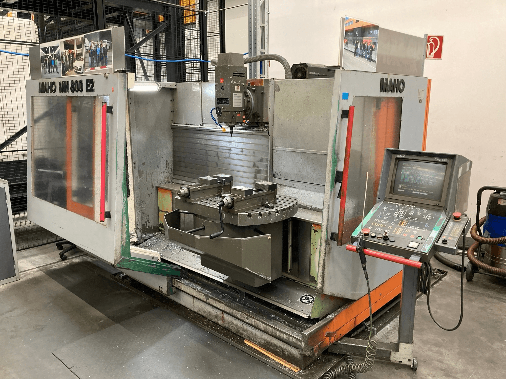 Fraiseuse CNC Maho MH 800 E2 vue de face avec le panneau de commande, la broche et la table de travail visibles.