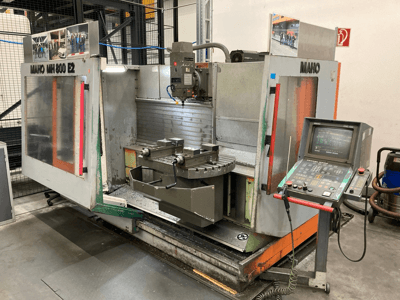 Fraiseuse CNC Maho MH 800 E2 vue de face avec le panneau de commande, la broche et la table de travail visibles.