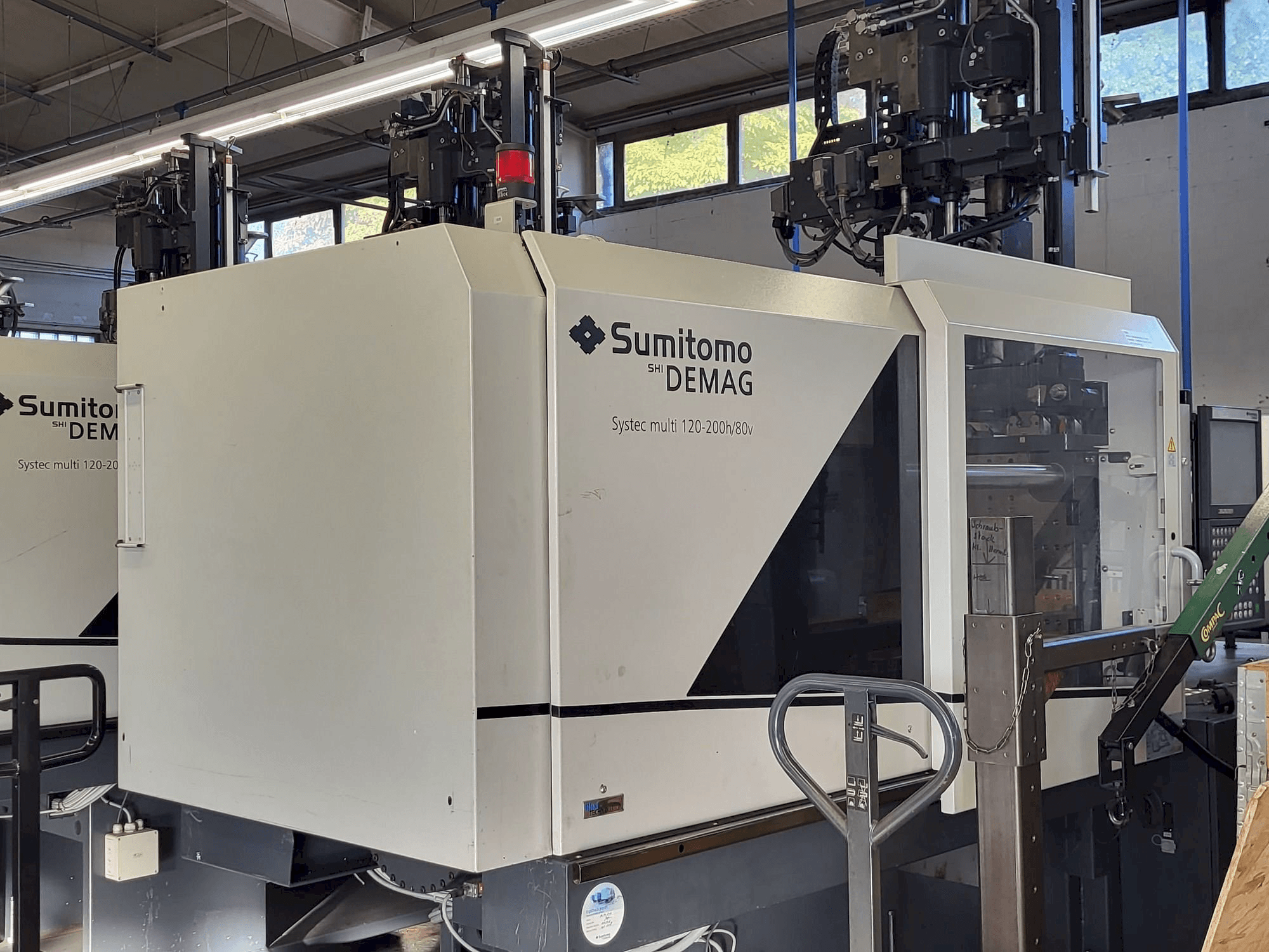 Vue latérale gauche de la machine Sumitomo SHI DEMAG Multi 120/470-200h/80V