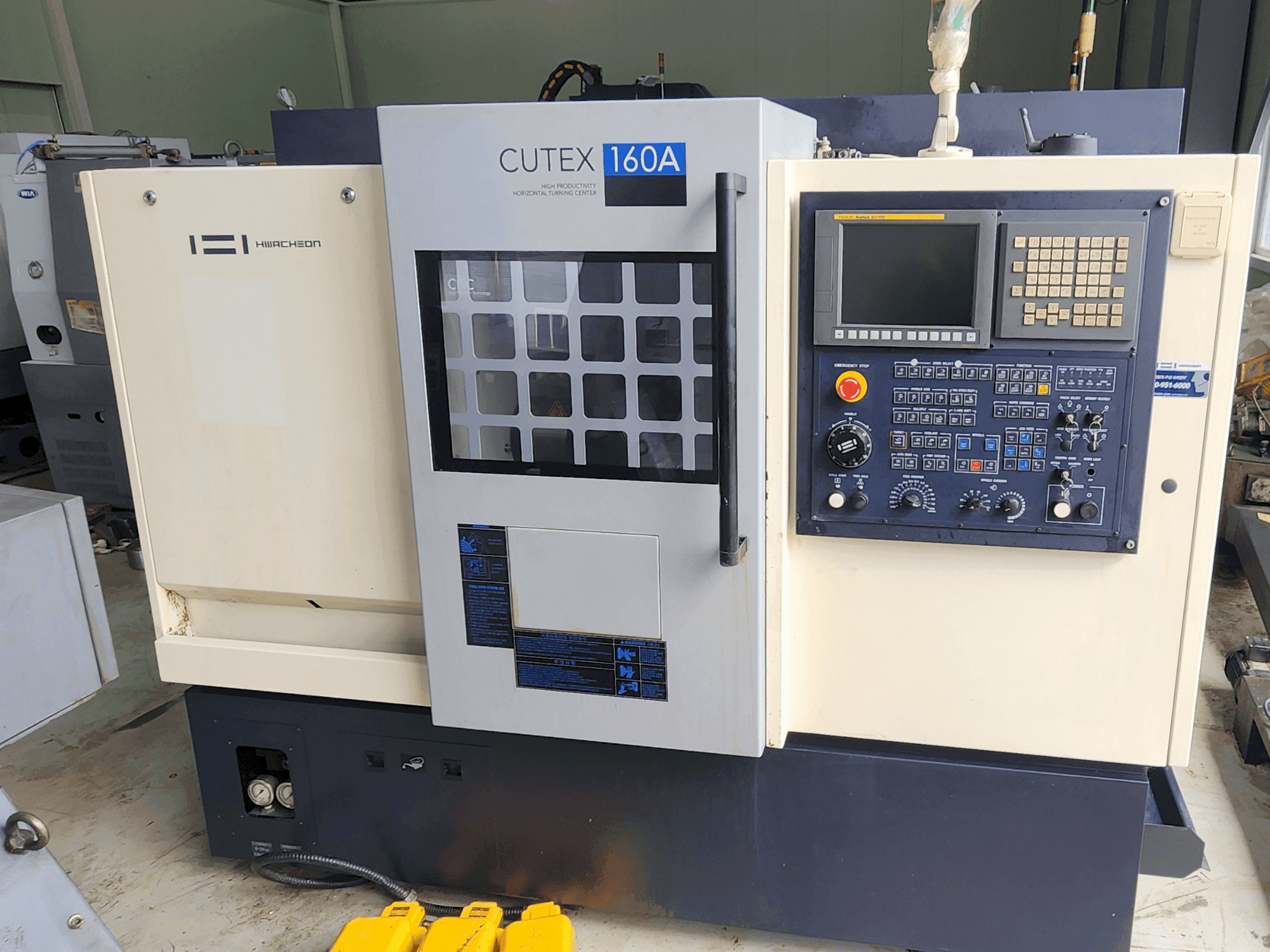 Vue de face de la machine HWACHEON CUTEX 160 A