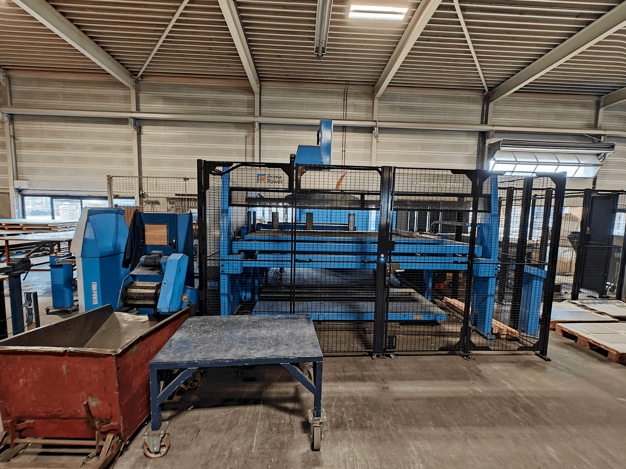 Vue de face de la machine Finn-Power C6 + Compact Express