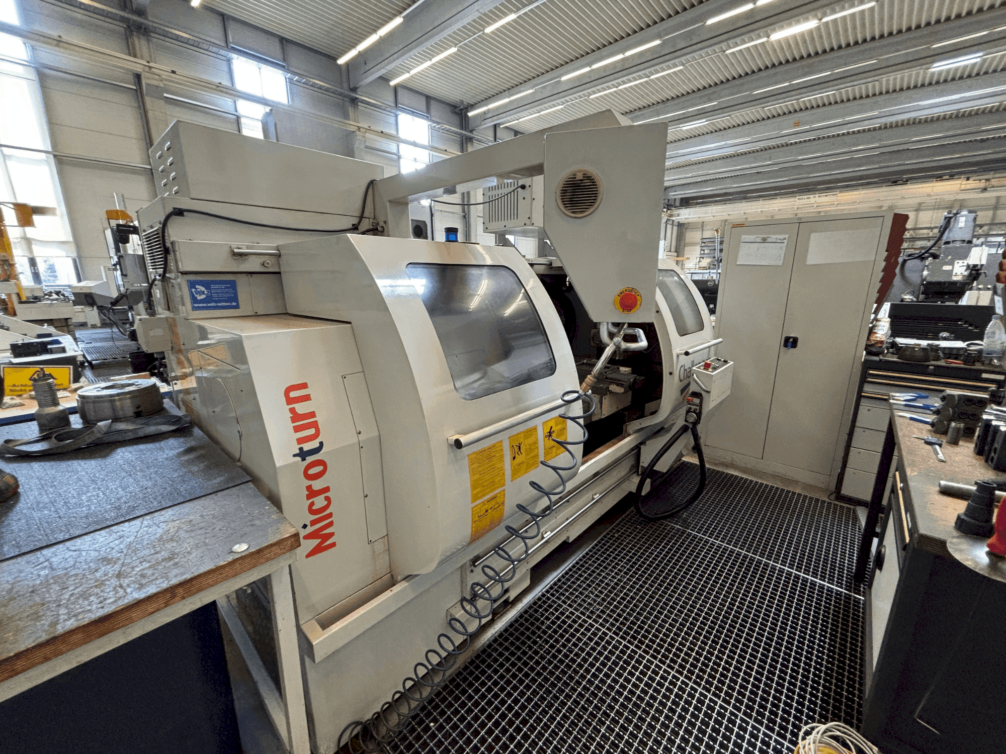 Vue de face de la machine Challenger Microturn BCN 1840