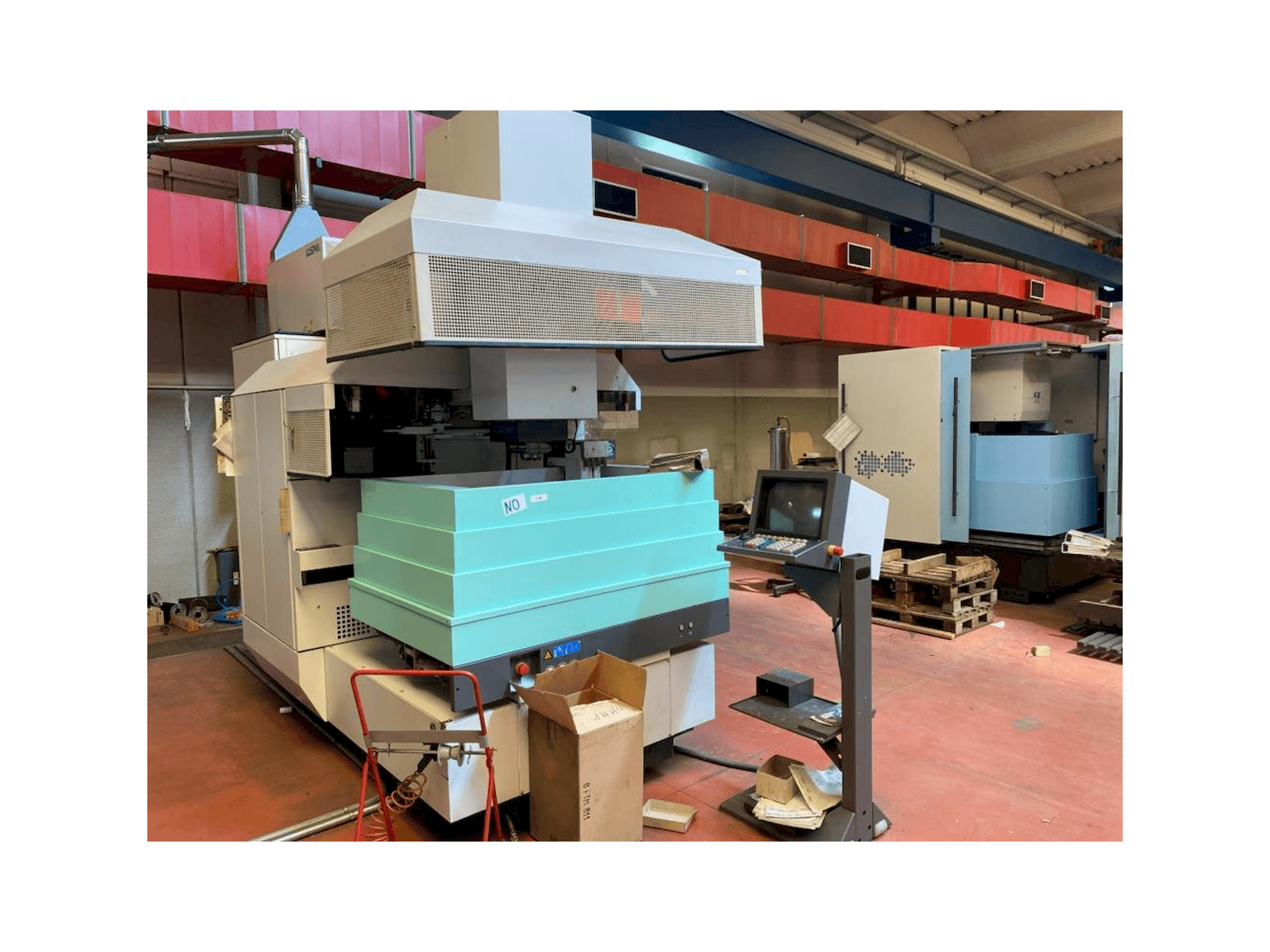 Vue de face de la machine AGIE AGIETRON INTEGRAL 3