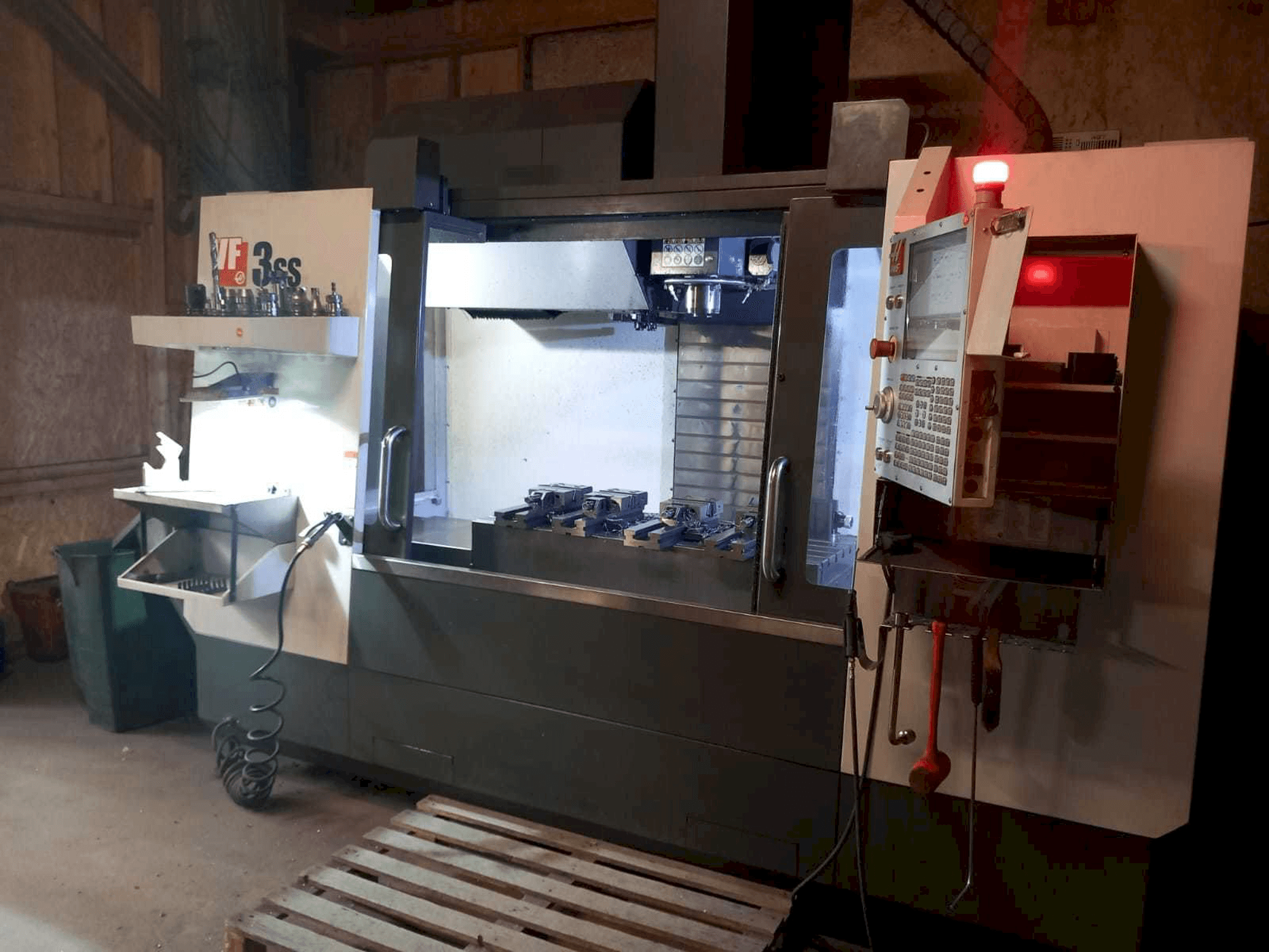 Vue de face de la machine HAAS VF3SS