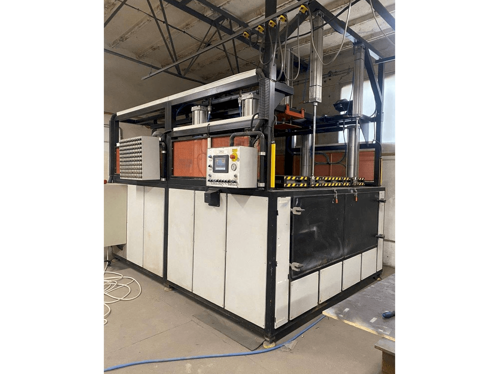 Vue de face de la machine Tools Factory Millenium 300