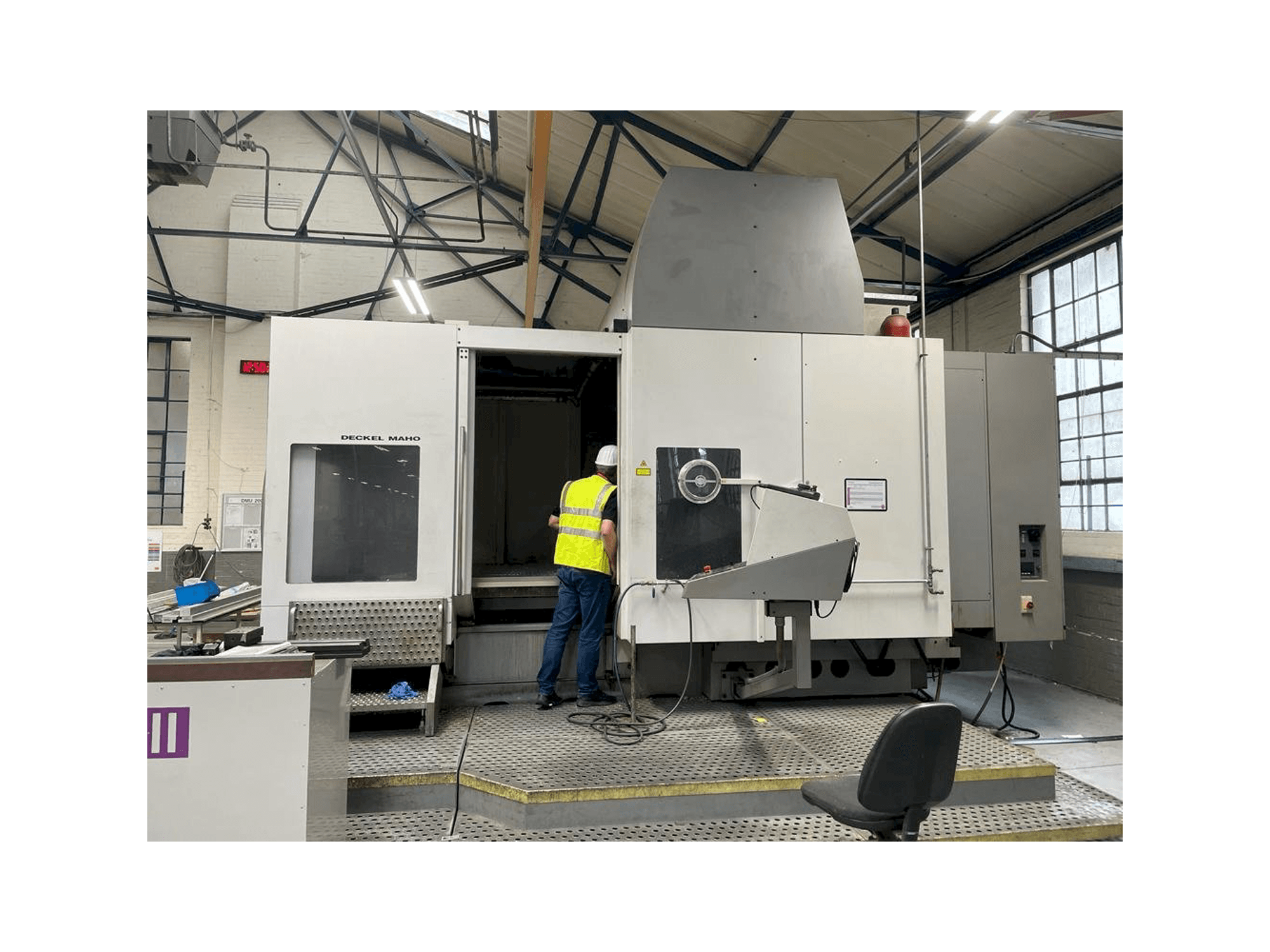 Vue de face de la machine DECKEL MAHO DMU 200T