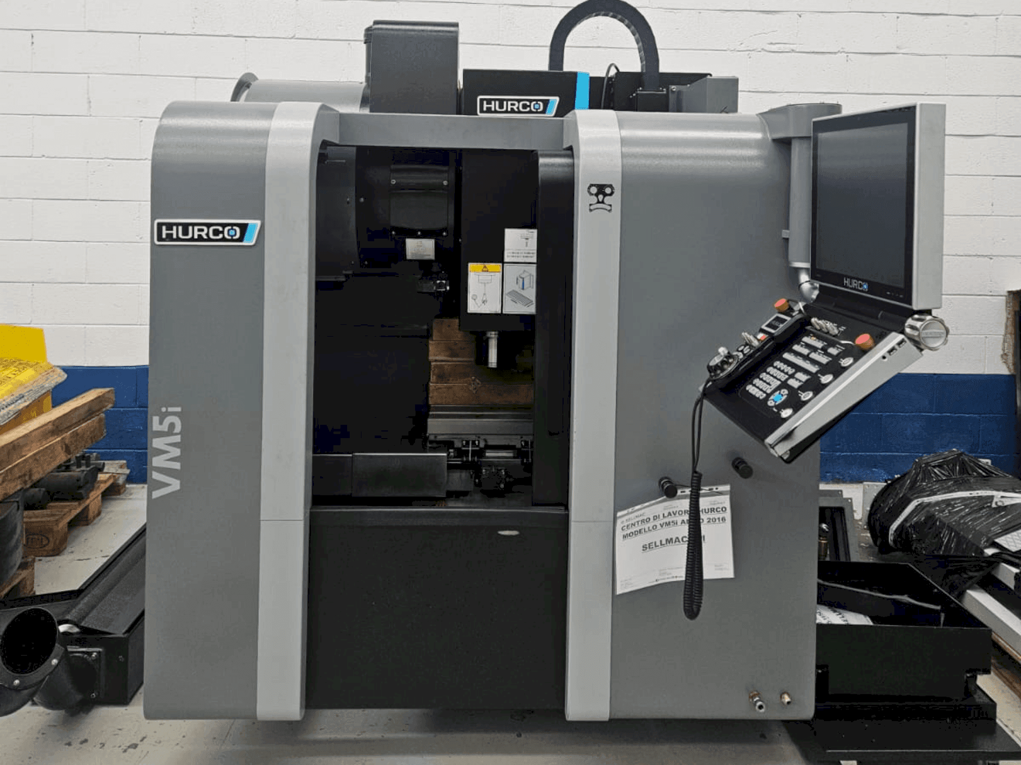 Vue de face de la machine Hurco VM5i