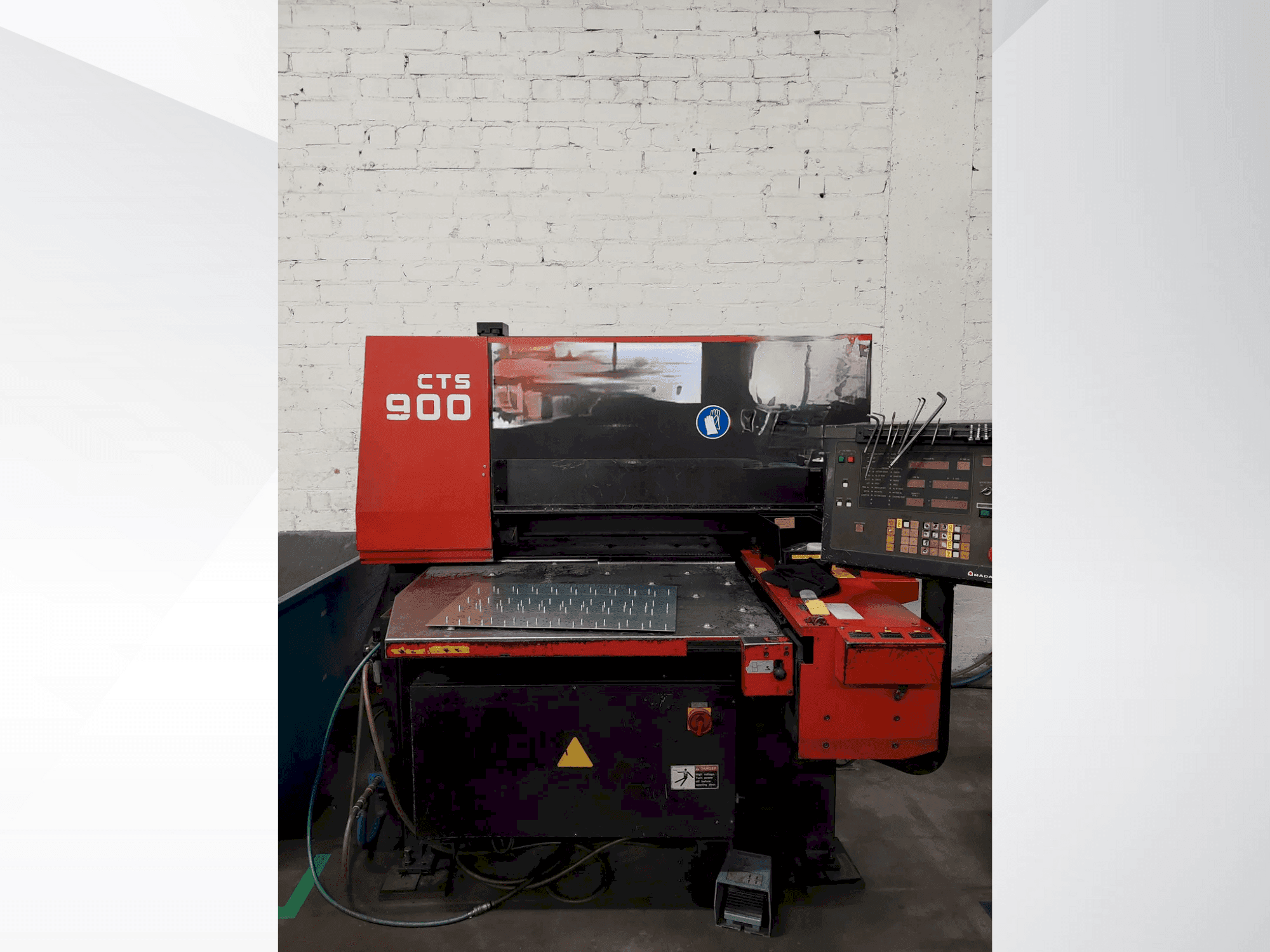 Vue de face de la machine AMADA CTS-900