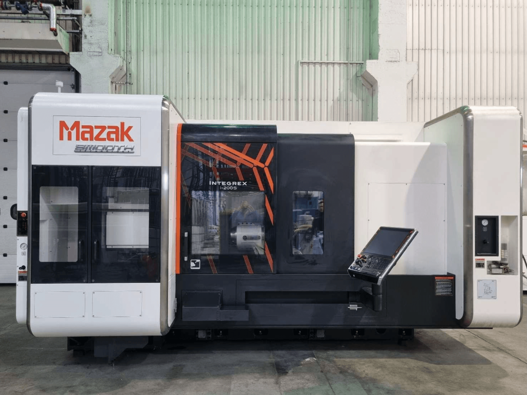 Centre de tournage-fraisage Mazak INTEGREX i-200 S, vue de face, avec panneau de commande et grande fenêtre pour la visibilité de la zone d'usinage.