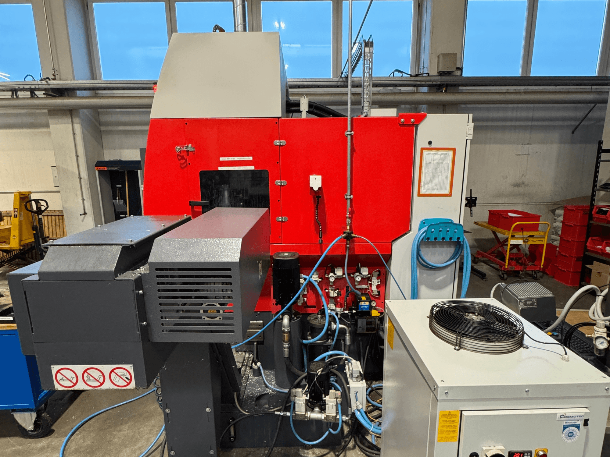 Centre d'usinage vertical EMCO MAXXMILL 350, vue de face, présentant des machines complexes et les détails du panneau de commande.