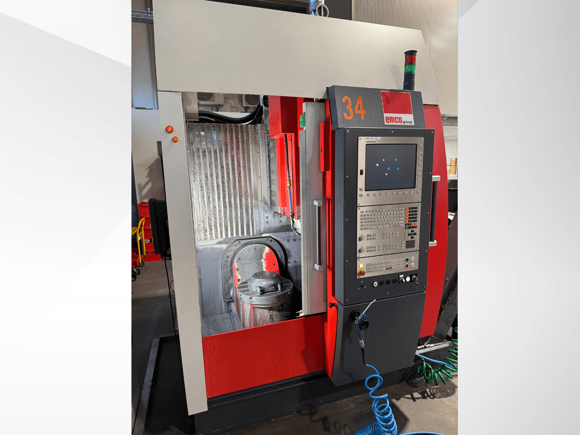 Vue avant du centre d'usinage vertical EMCO MAXXMILL 350, avec panneau de commande et détails visibles de la tête de fraisage.