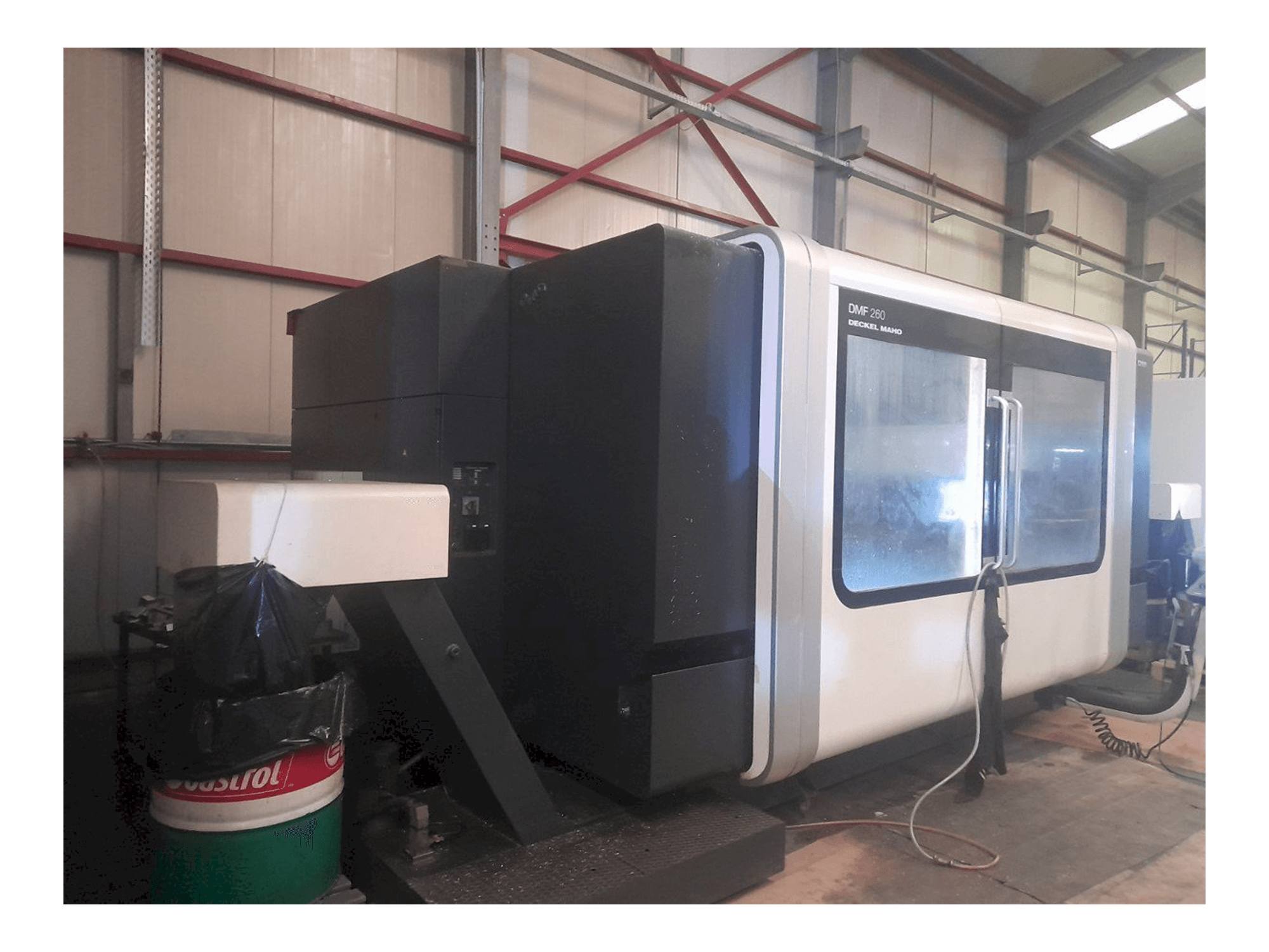 Vue latérale gauche de la machine DECKEL MAHO DMF 260