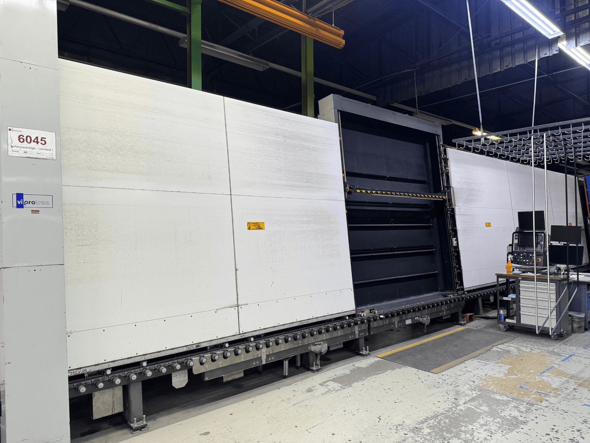 Machine à mouler Vipro vue de face avec panneau ouvert, montrant l'équipement opérationnel et un espace de travail à côté. Modèle 6045.