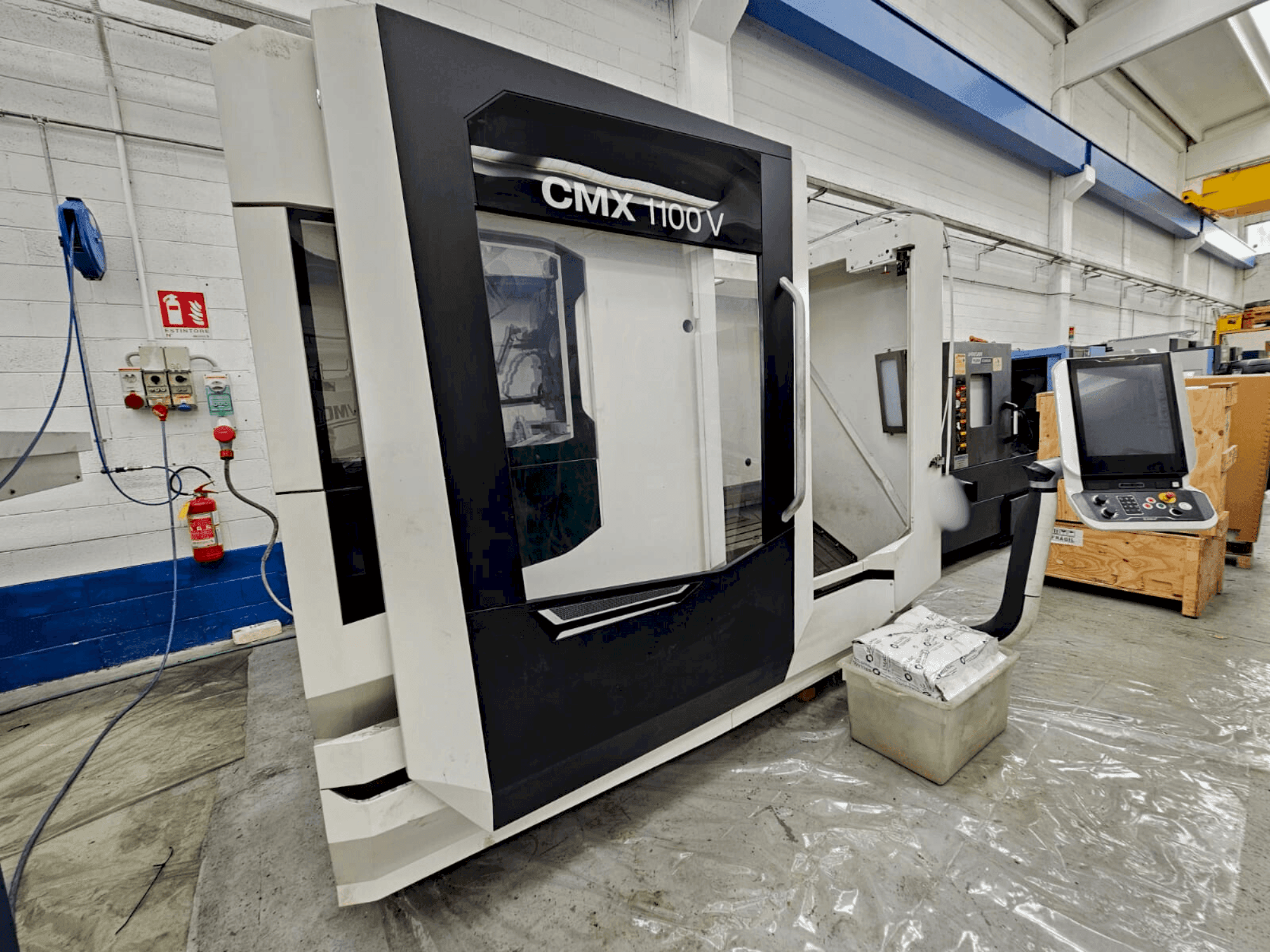 Vue de face de la machine DMG MORI CMX 1100V