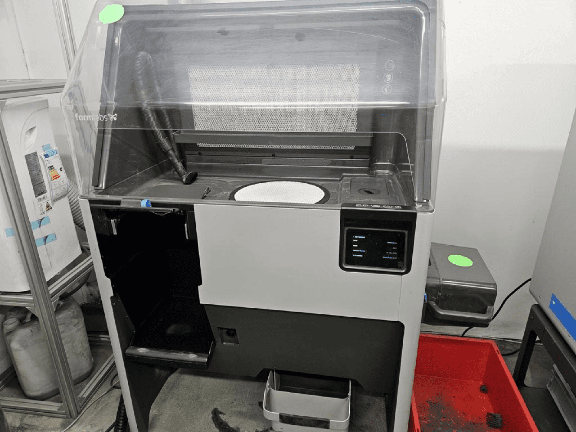 Imprimante 3D à plastique FORMLABS Fuse 1 + 30 W, vue de face montrant les commandes tactiles et le plateau amovible.
