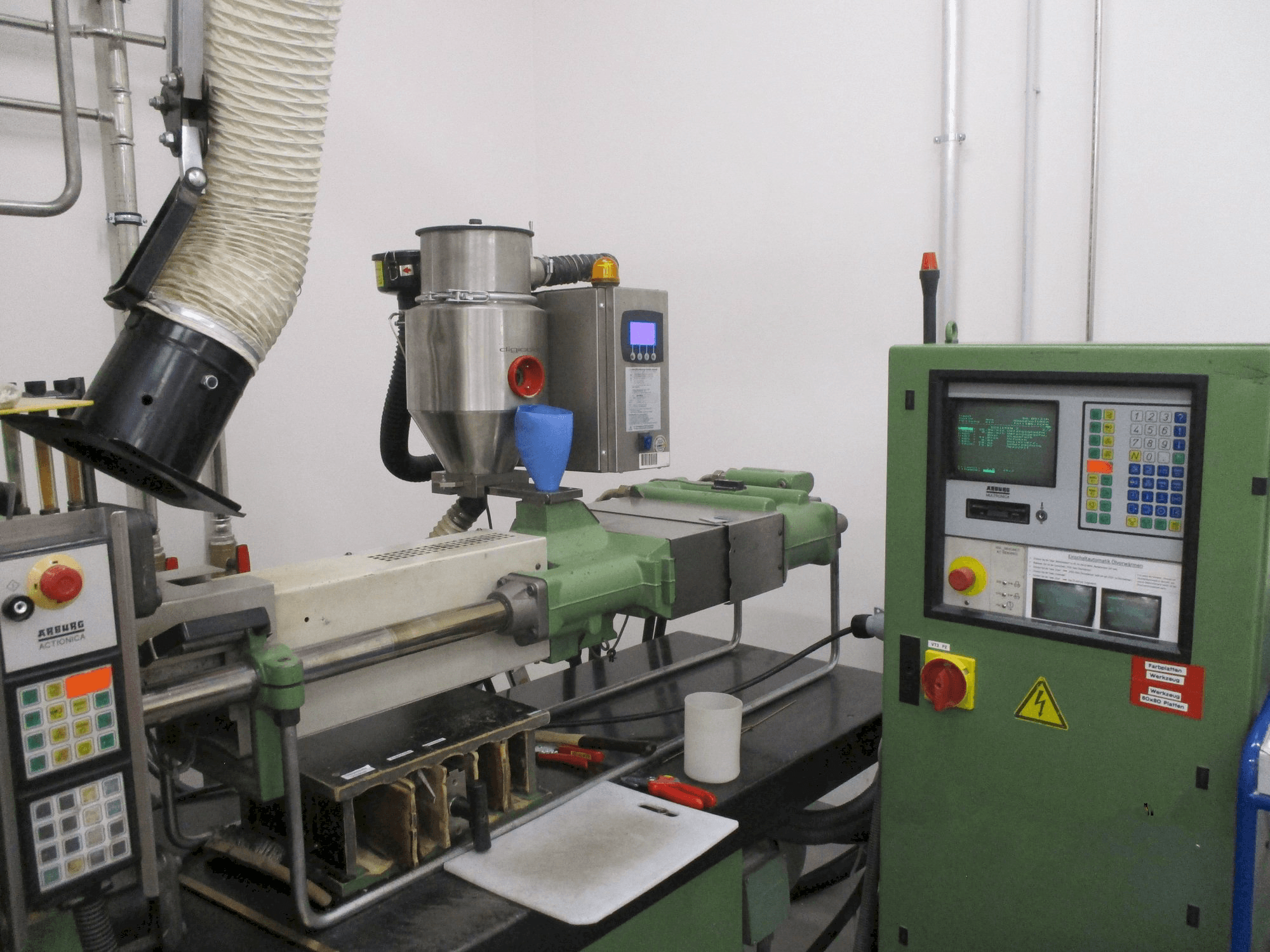 Vue de face de la machine Arburg Allrounder 320 M 750 - 90/90 2K