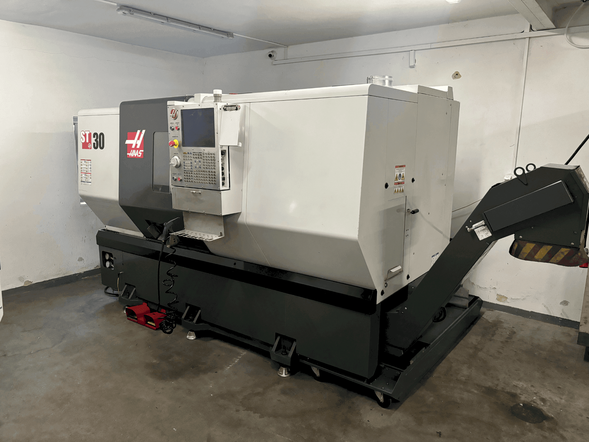 Vue de face de la machine HAAS ST-30