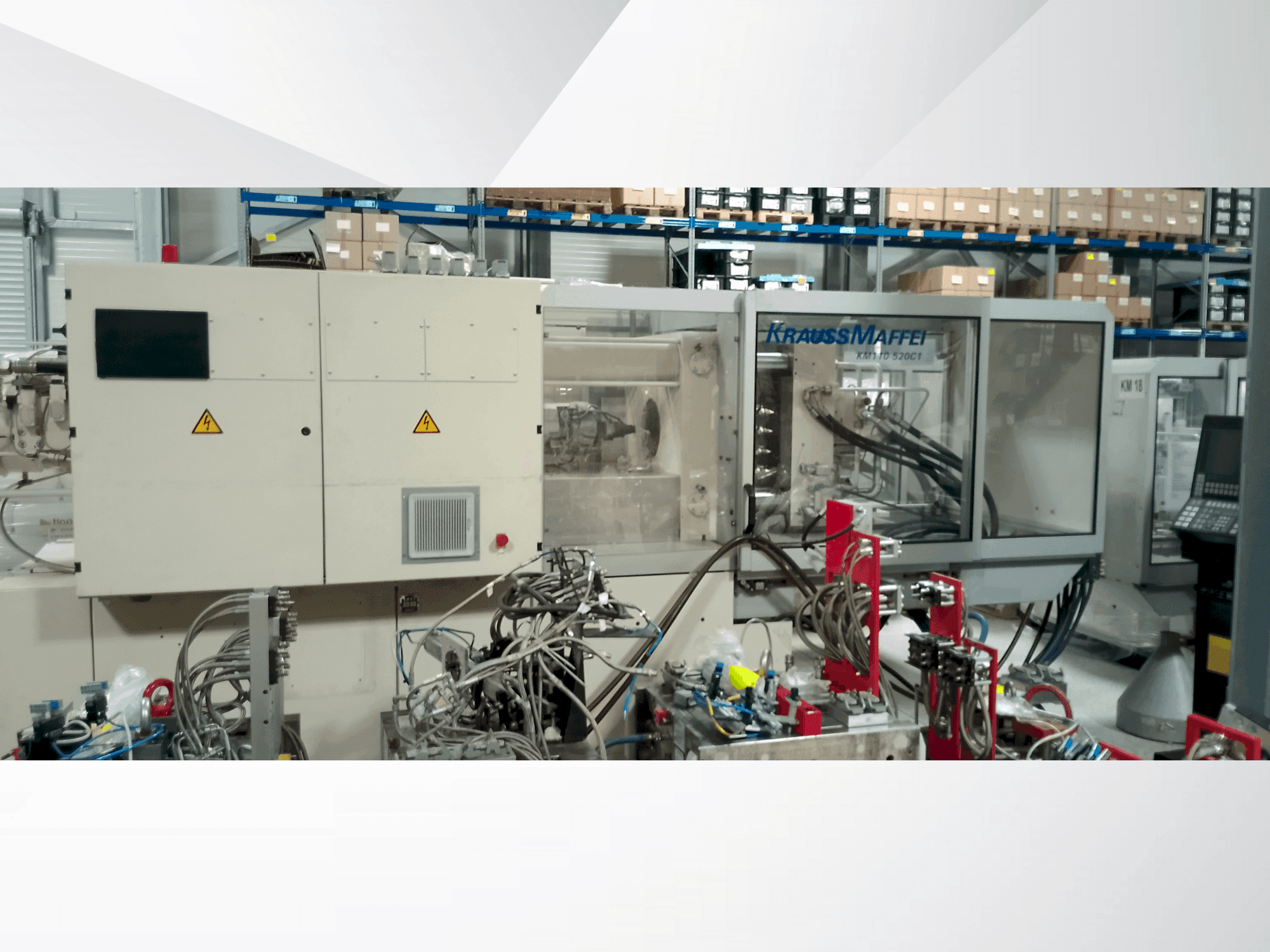 Vue de face de la machine Krauss Maffei 110-520 C1