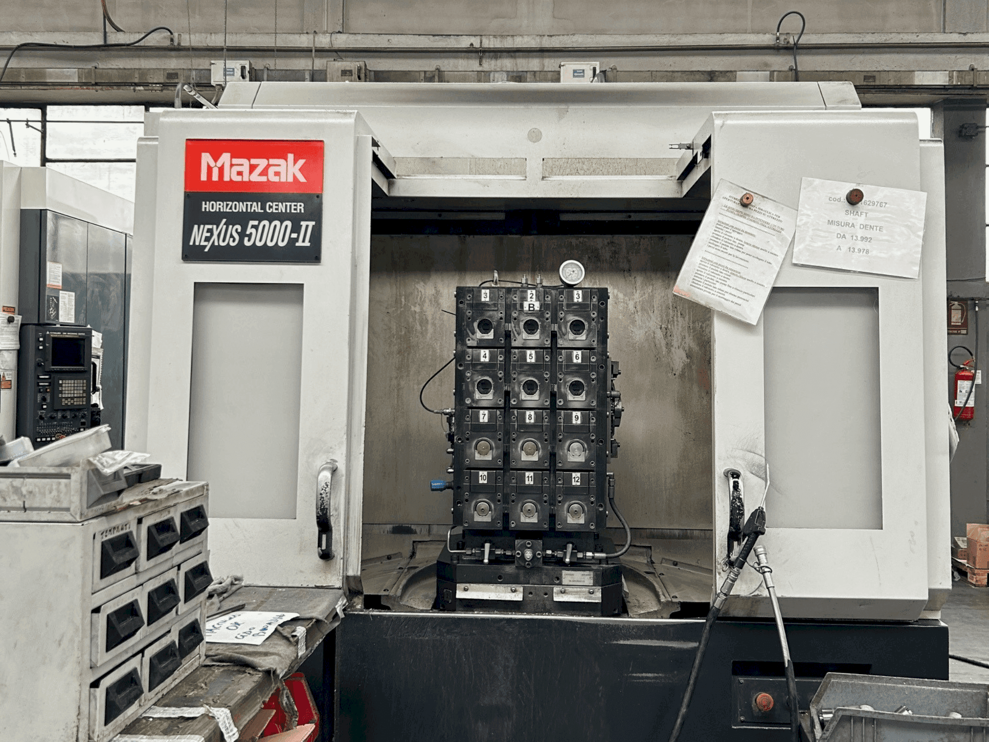 Vue de face de la machine Mazak NEXUS 5000 II