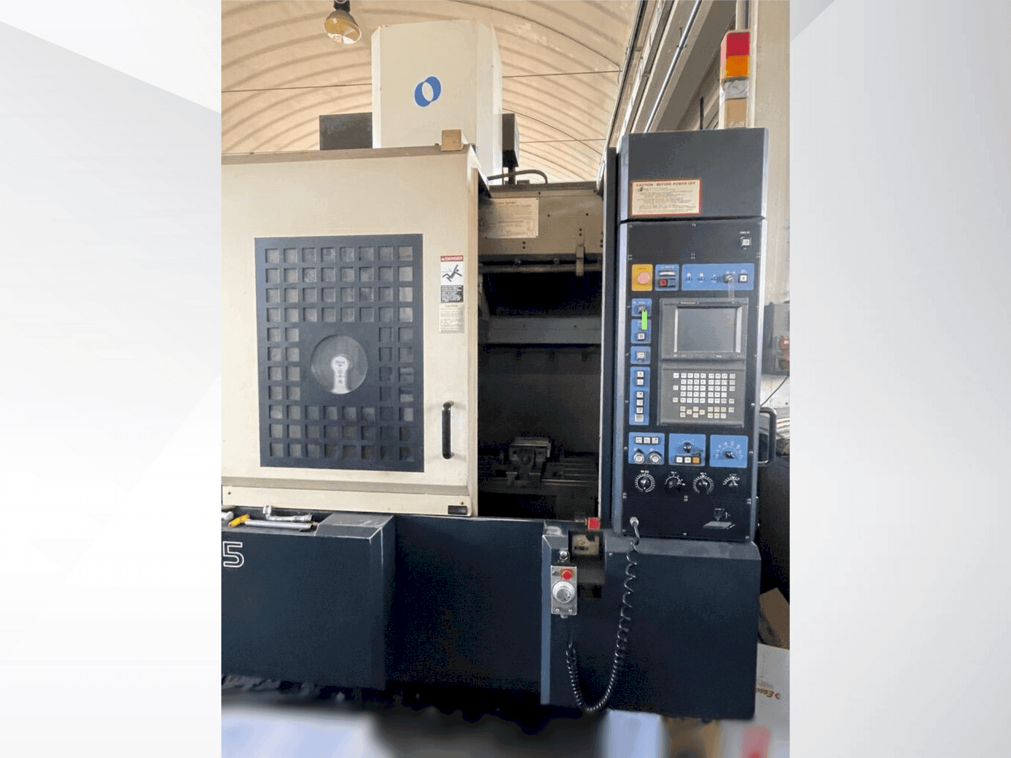 Vue de face de la machine Makino V55-A15