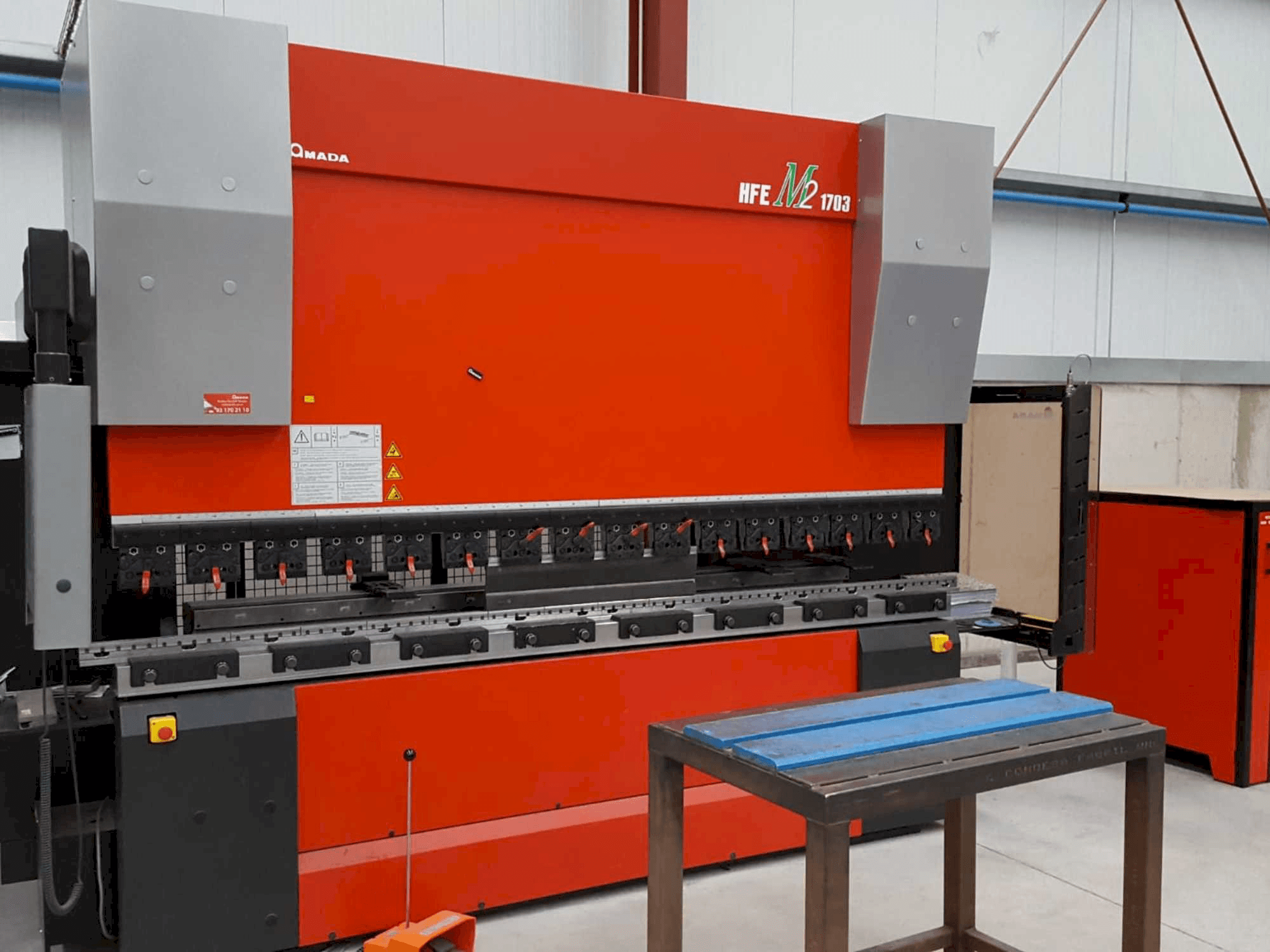 Vue de face de la machine AMADA HFE M2-EVO 1703