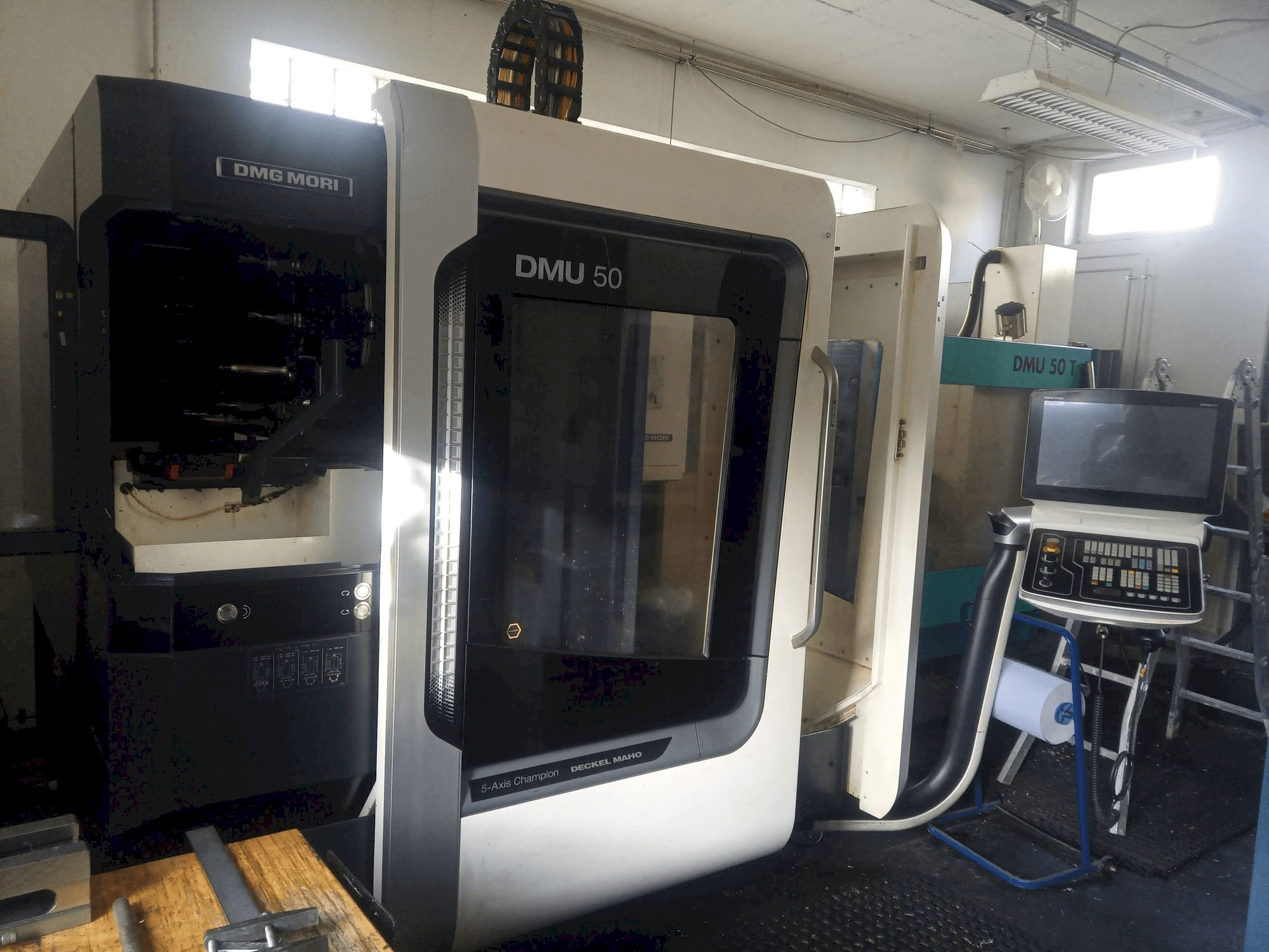 Vue de face de la machine DMG MORI DMU 50