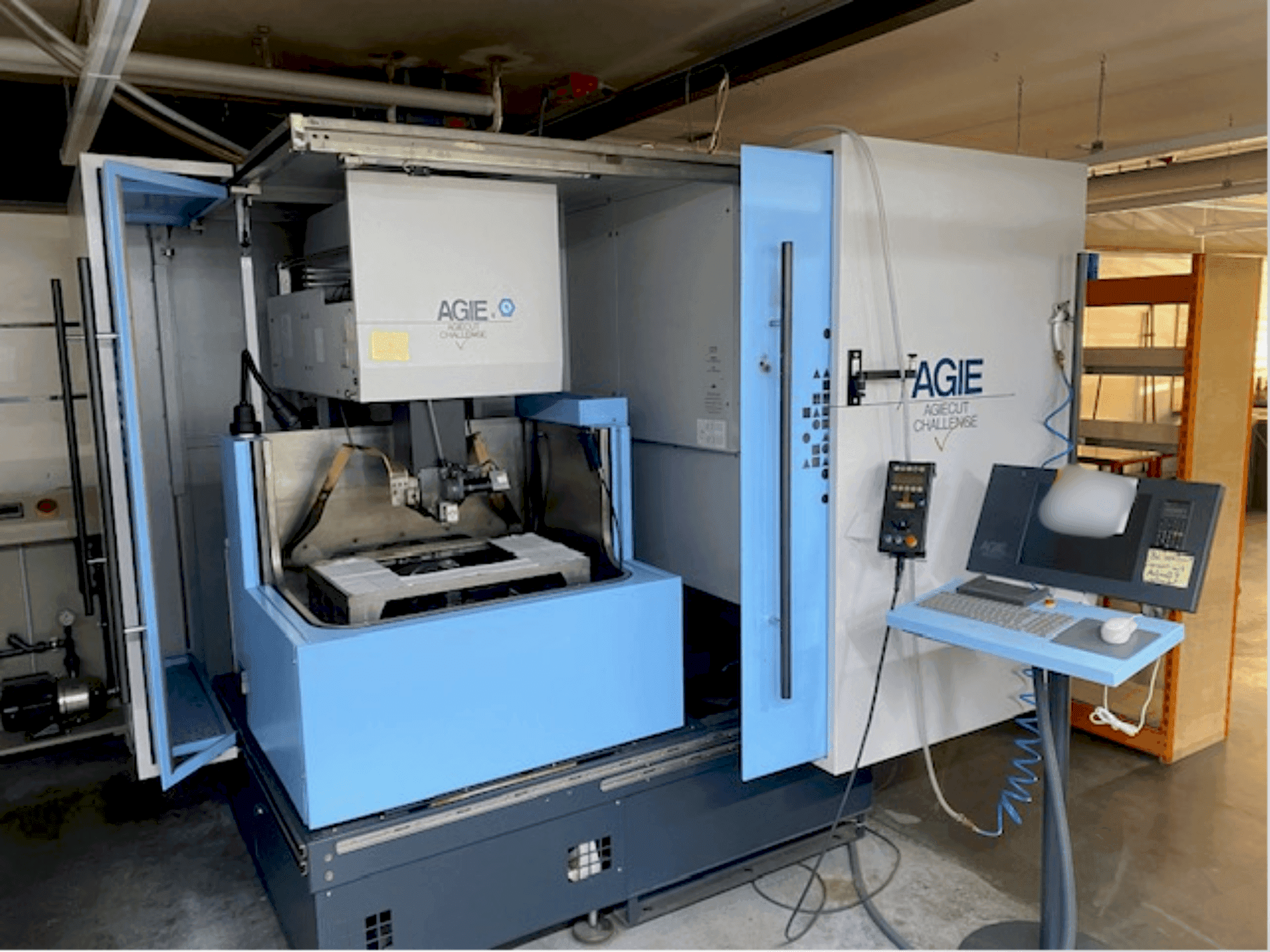 Vue de face de la machine AGIE Agiecut Challenge V2