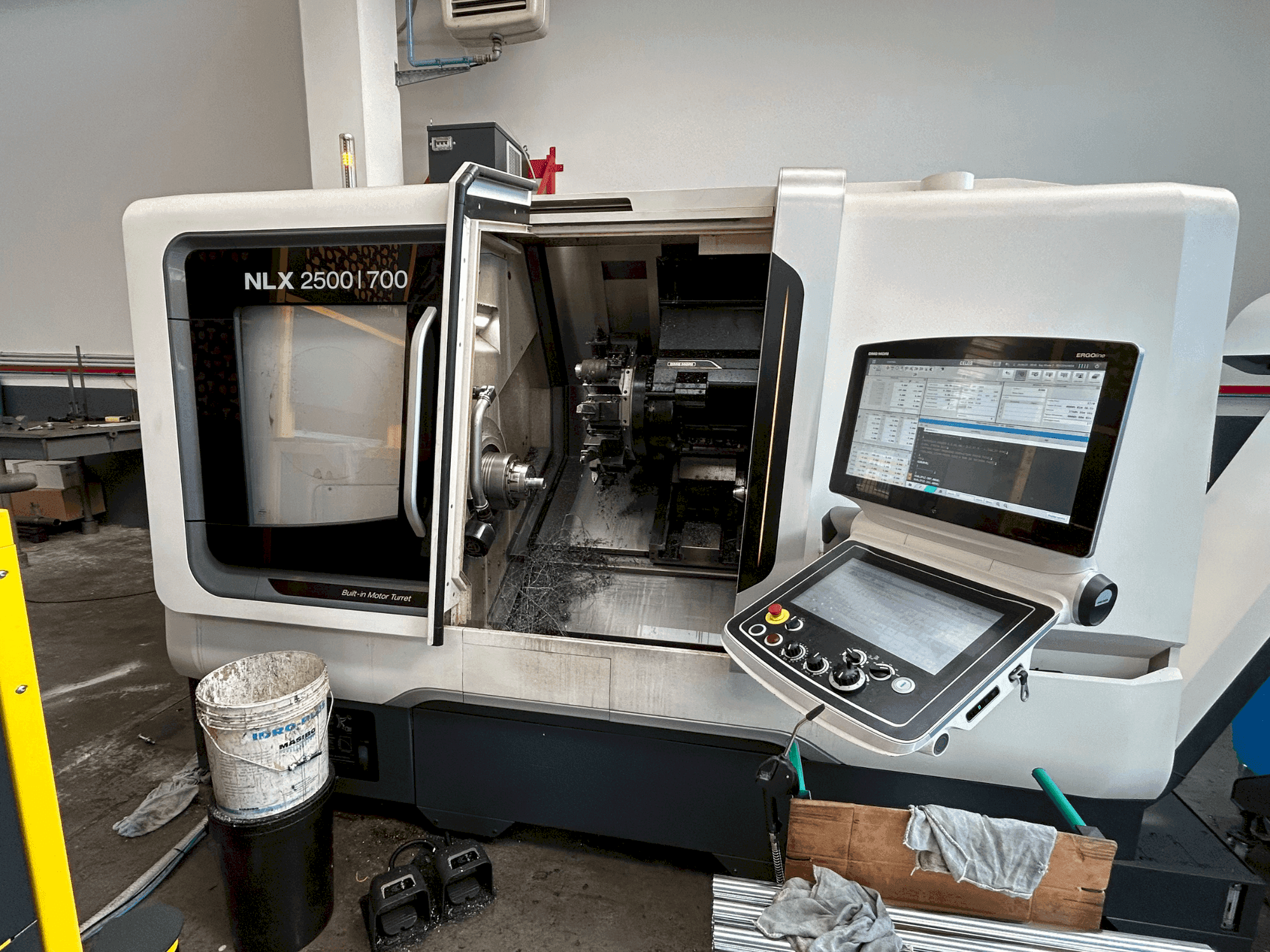 Vue de face de la machine DMG MORI NLX 2500 Y / 700