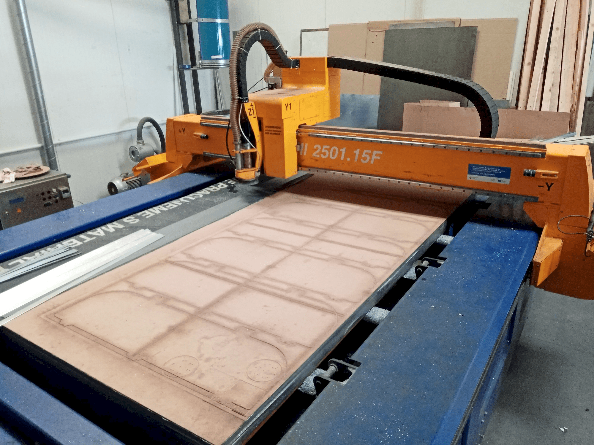 Vue de face de la machine MicroStep MICROMILL 2501.15F