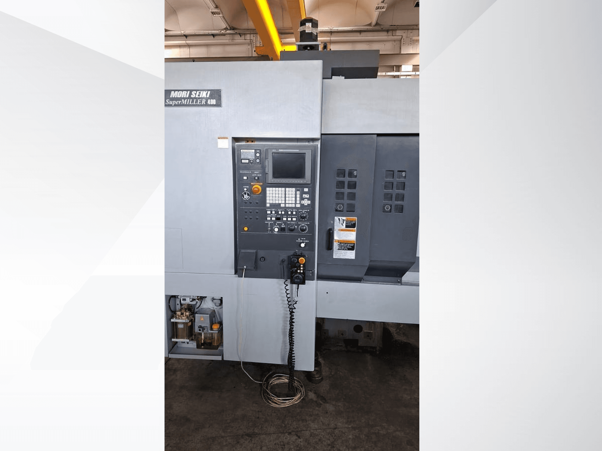 Centre d'usinage vertical MORI SEIKI ZV 400 SUPER MILLER, vue de face montrant le panneau de commande et les boutons opérationnels.