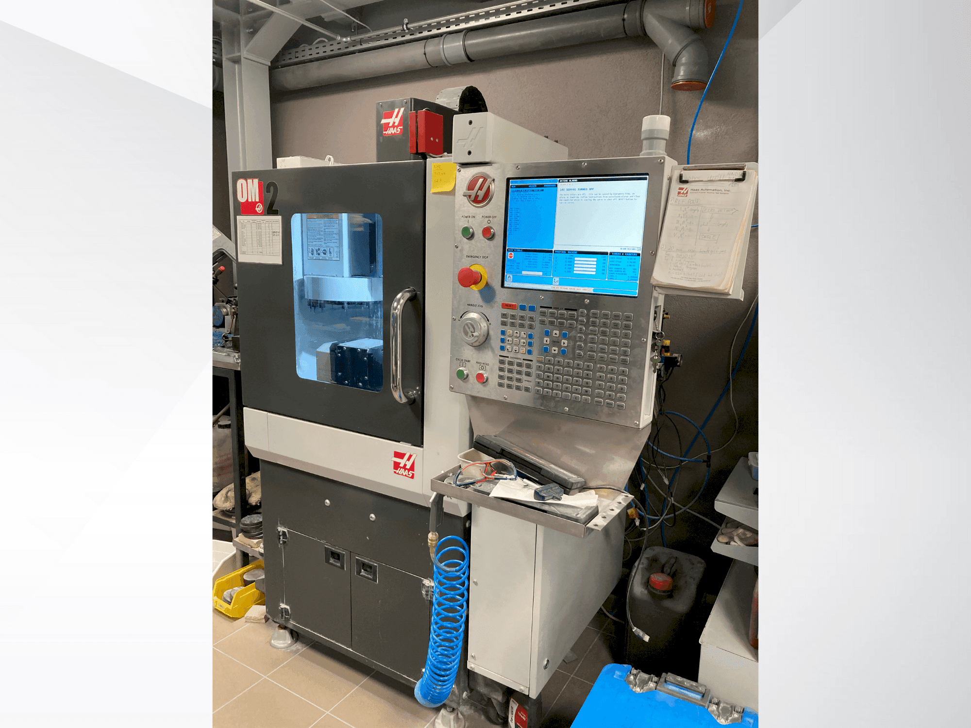 Vue de face de la machine HAAS OM-2A