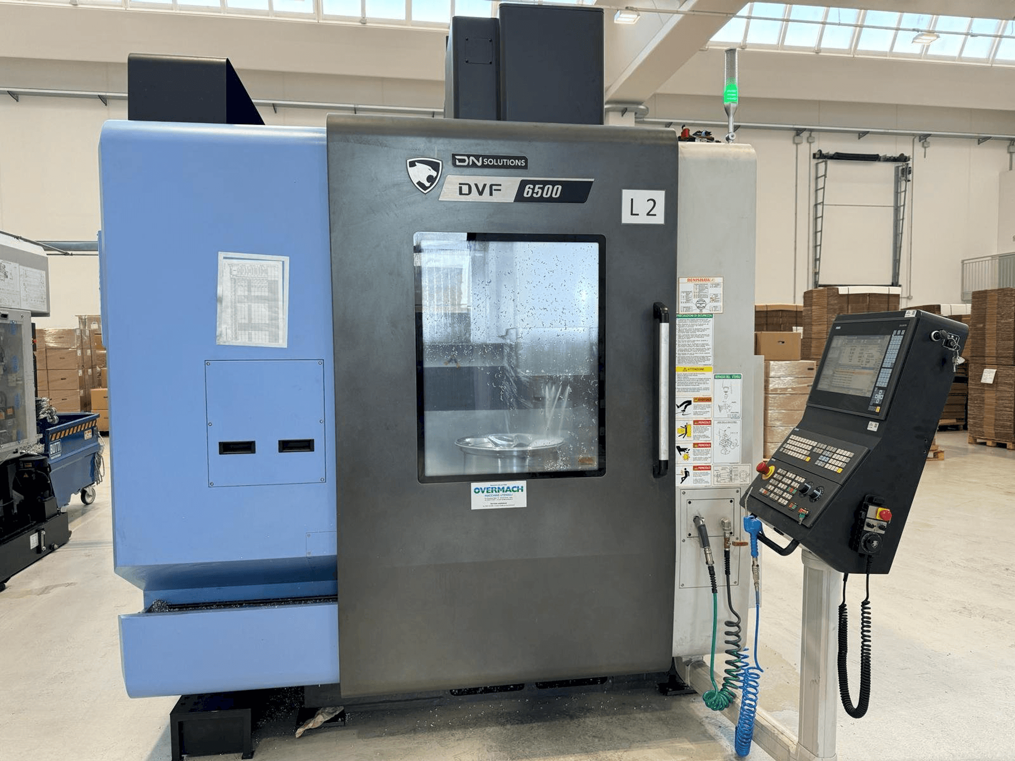 Vue de face de la machine DN SOLUTIONS DVF 6500