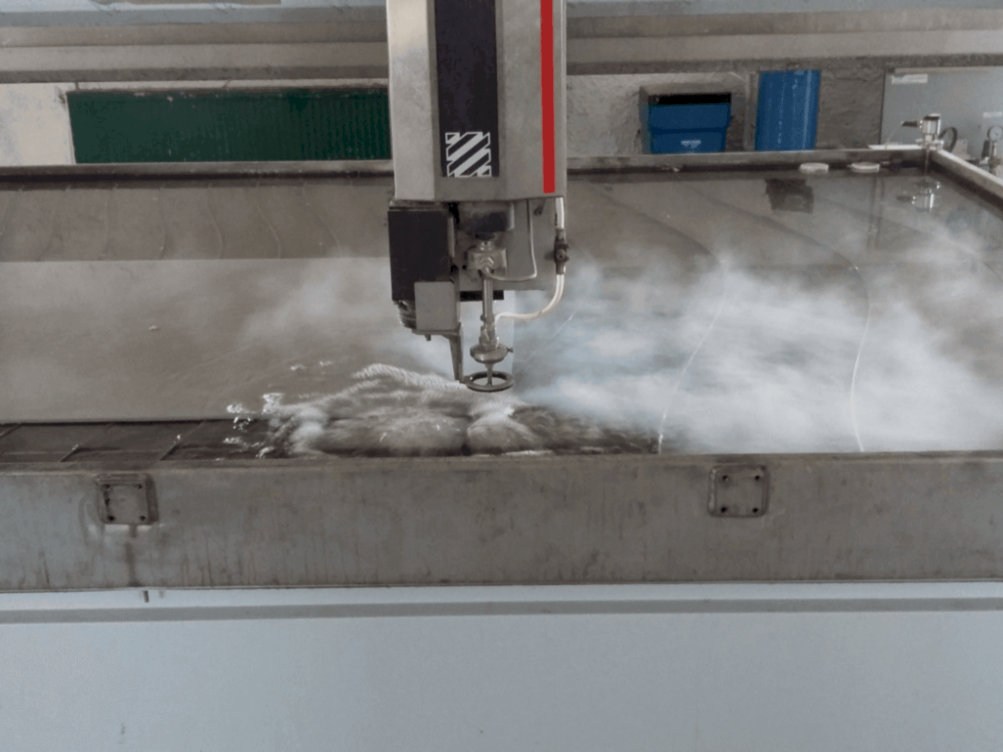 Salle de travail de la machine Intermac primus 322 (2014)