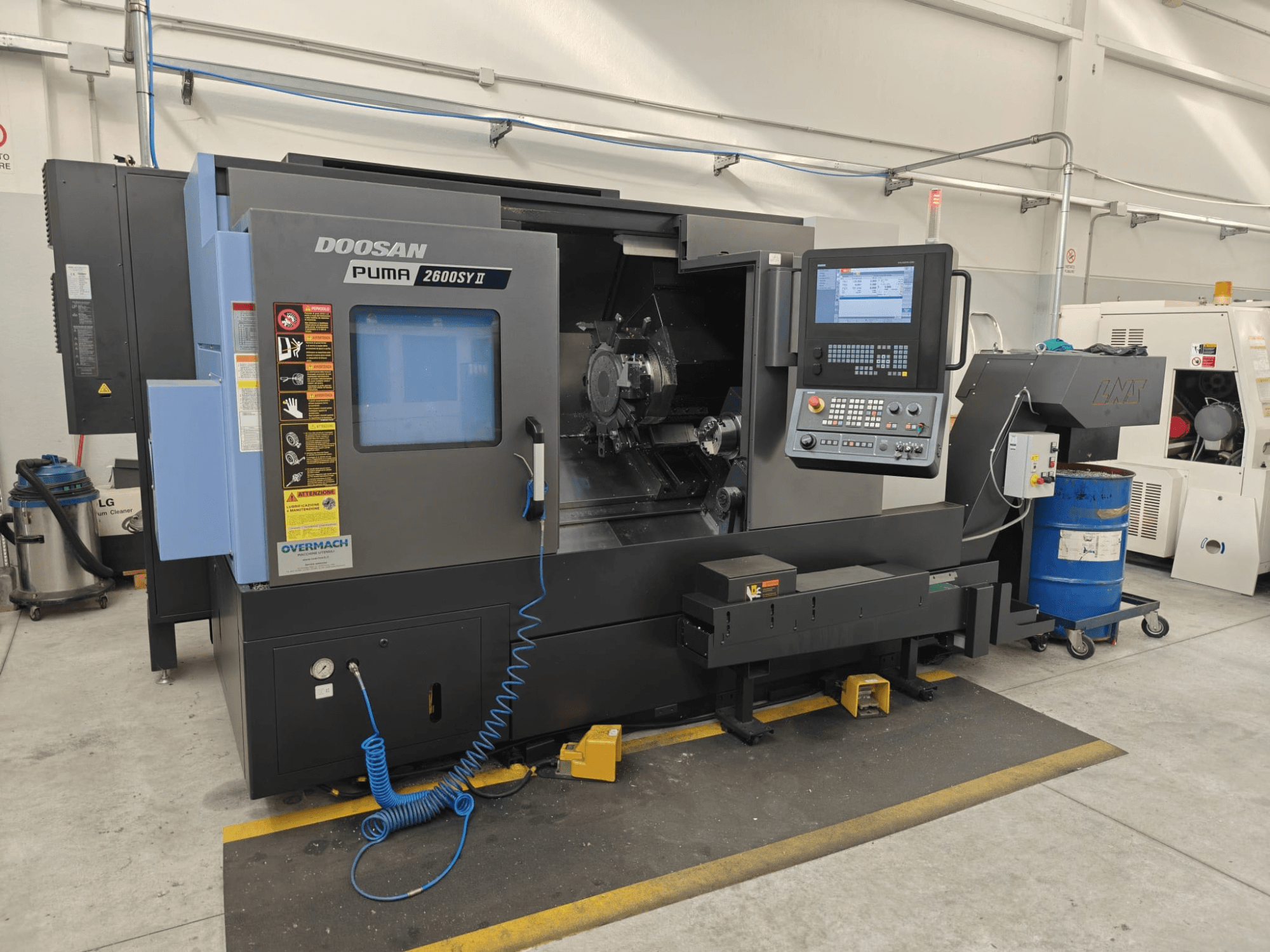 Tour horizontal DOOSAN Puma 2600 SY II, vue de face, avec le panneau de commande et les voyants de fonctionnement.