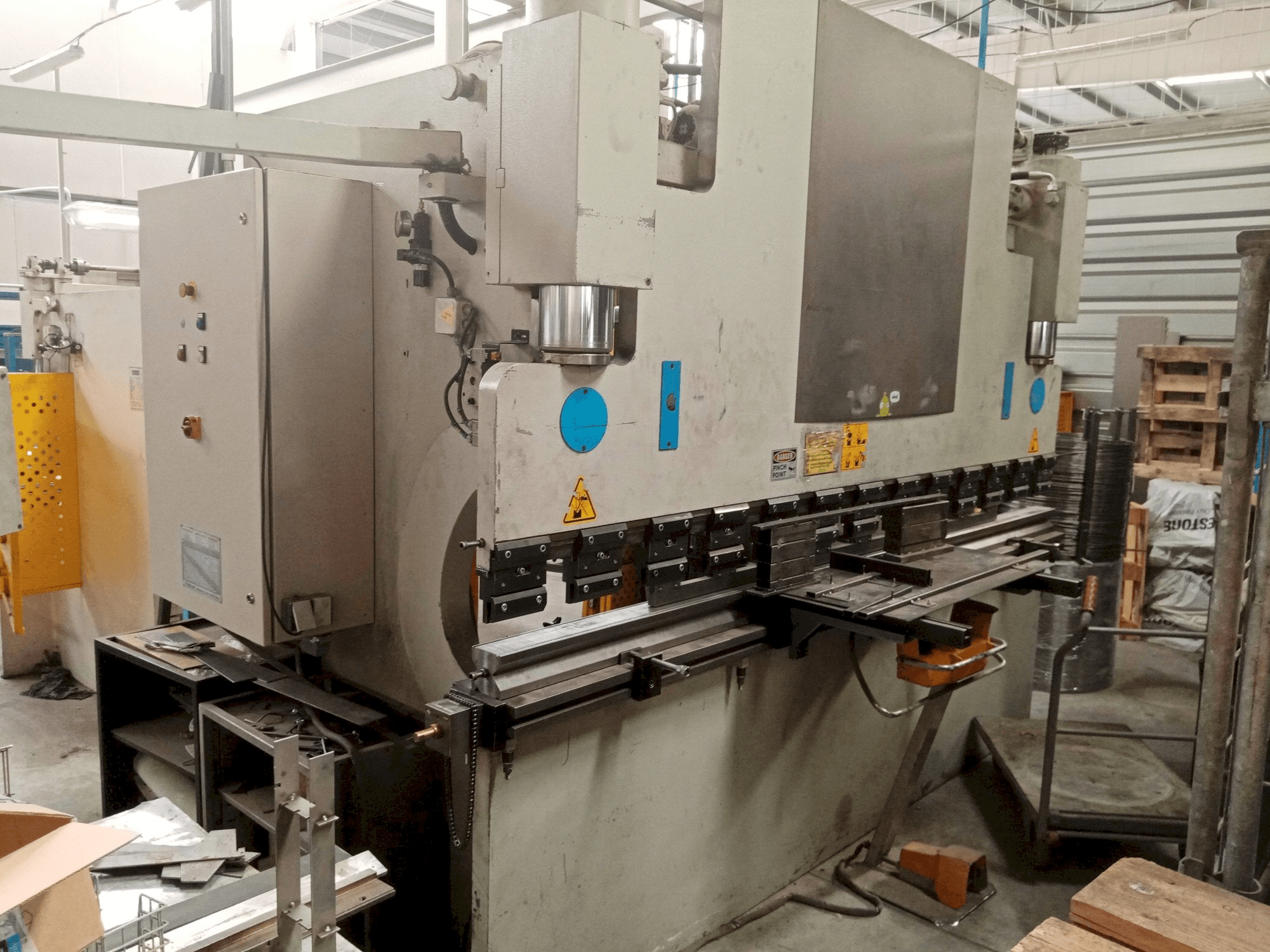 Vue de face de la machine ERMAKSAN AP 3100-120