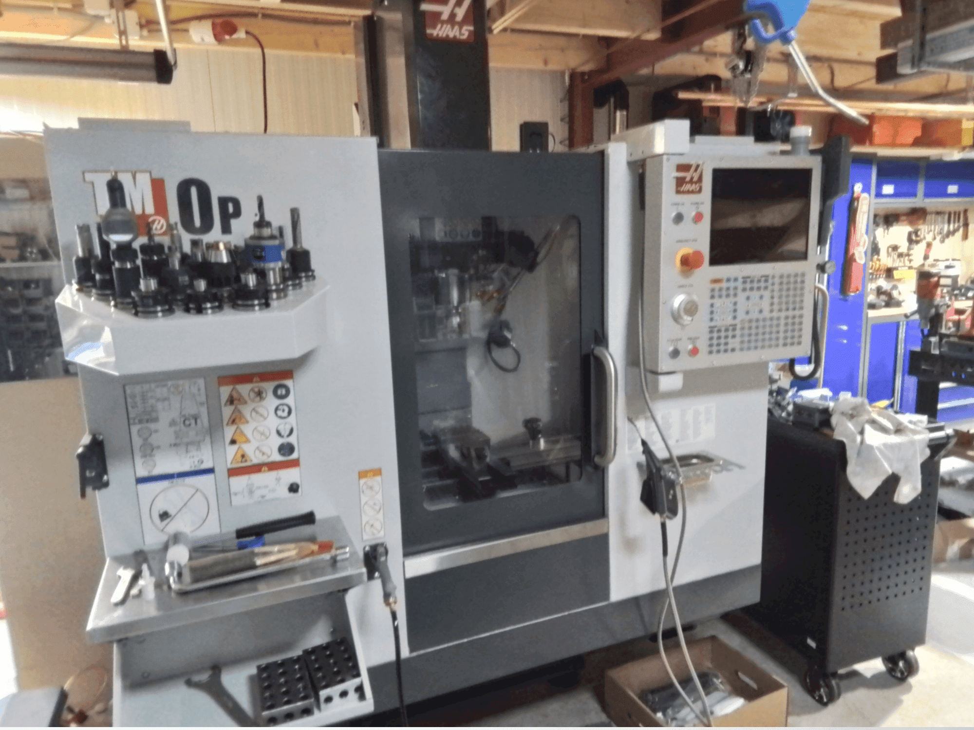 Vue de face de la machine HAAS TM-0P