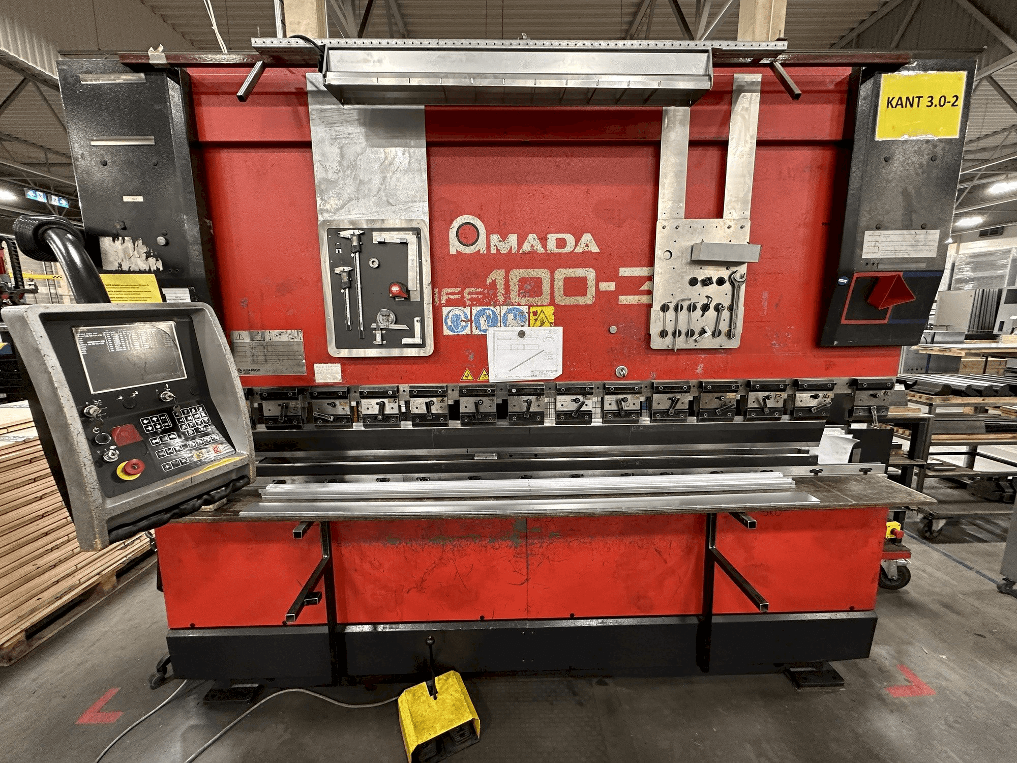 Vue de face de la machine AMADA HFE 100-3