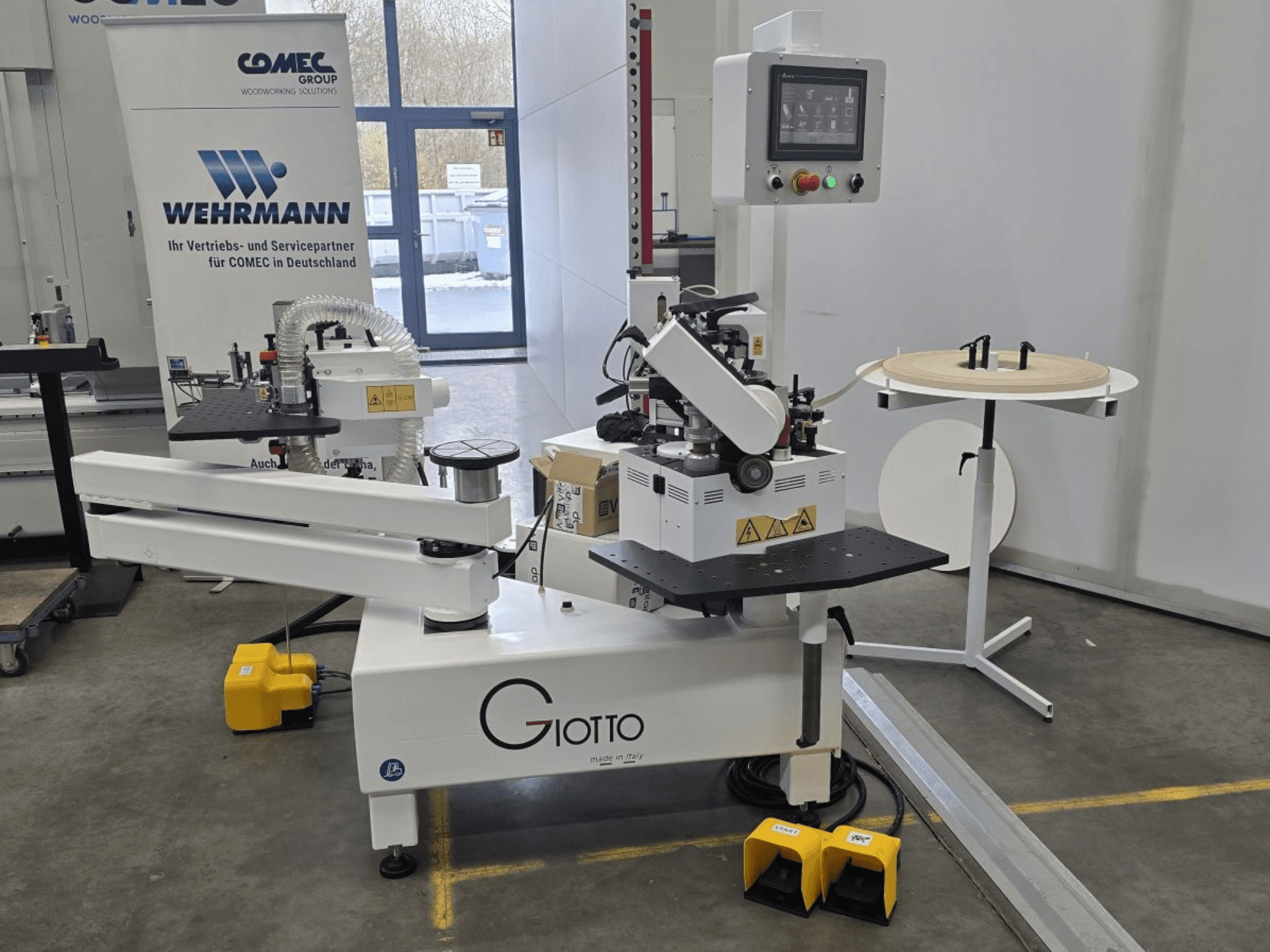 Machine à travailler le bois Giotto avec panneau de commande, vue latérale, comprenant des pédales et une surface de travail rotative.