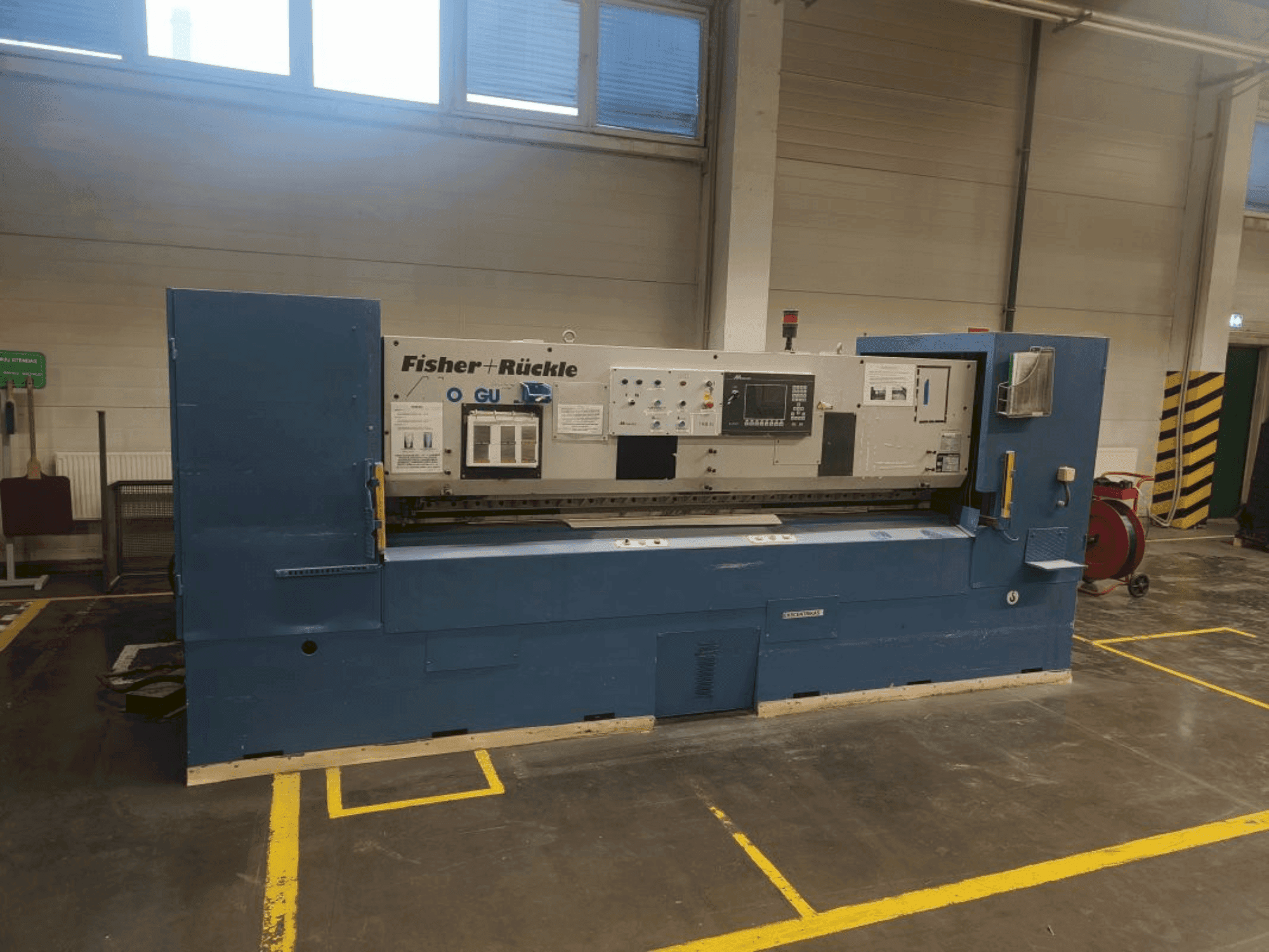 Vue de face de la machine FISCHER & RüCKLE Monguzzi AFD 35 / 2600