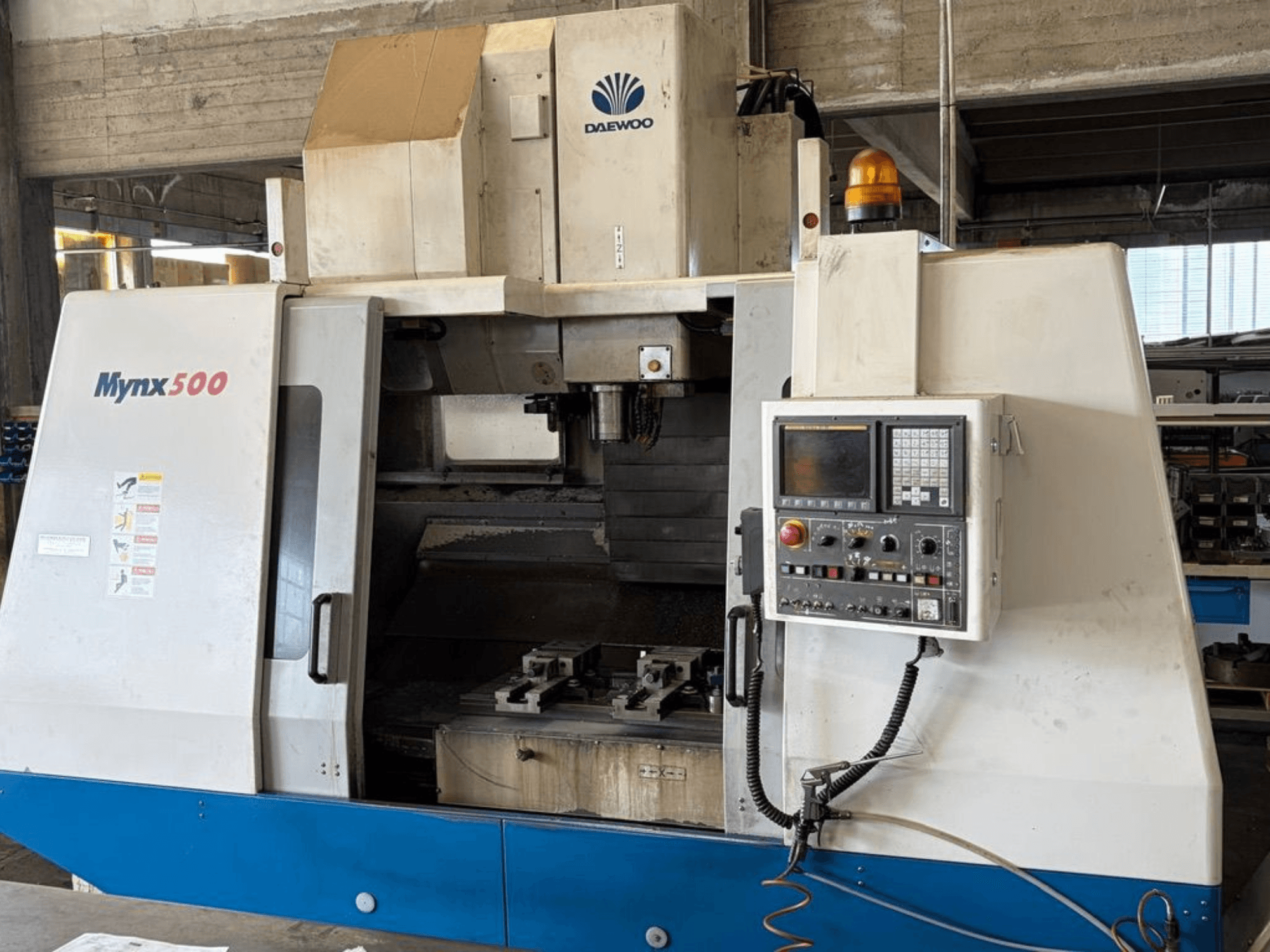 Centre d'usinage vertical DAEWOO Mynx 500 vu de face, avec son panneau de commande et son porte-outils à l'intérieur.